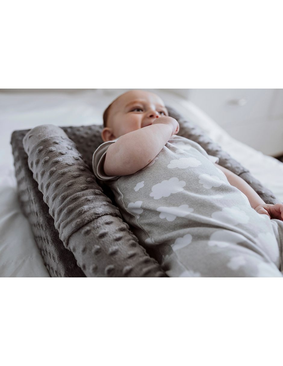 Babies and Kiddies® Cojín Anti Reflujo para Bebé con Sistema Anti Vuelco y Anti Derrape Almohada para Bebe Ajustable Colchón Cuna - Mediano Rosa
