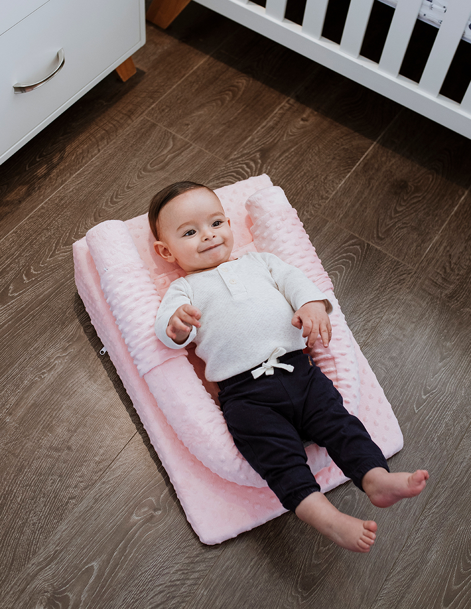Babies and Kiddies® Cojín Anti Reflujo para Bebé con Sistema Anti Vuelco y Anti Derrape Almohada para Bebe Ajustable Colchón Cuna - Mediano Rosa