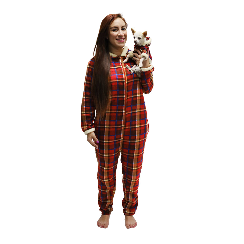 Conjunto de pijamas tipo mameluco talla mediana para mujer y talla a elegir para mascotas color roja marca El Rebozo de Dolce