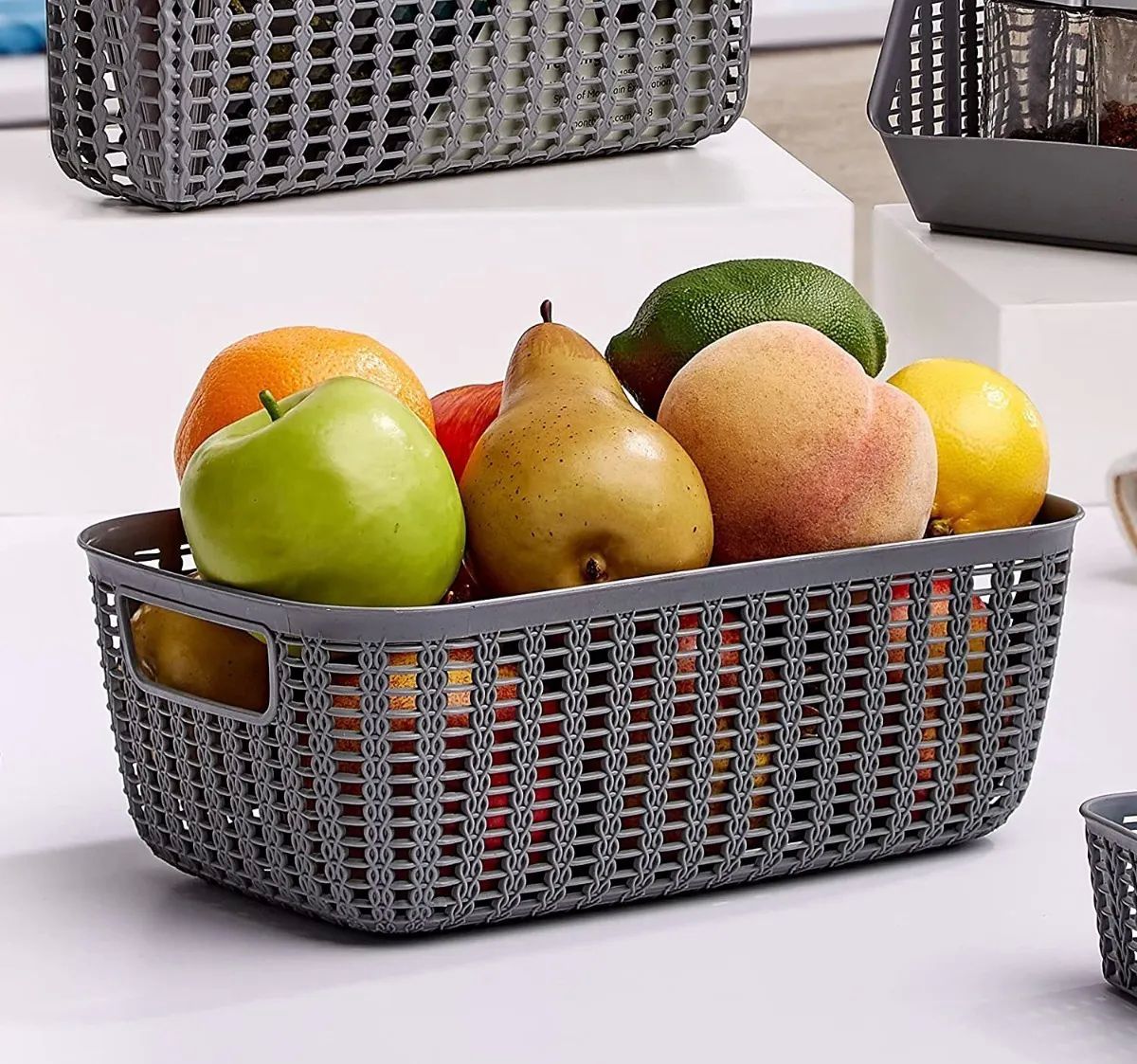 Organizador de collares con una caja de fruta