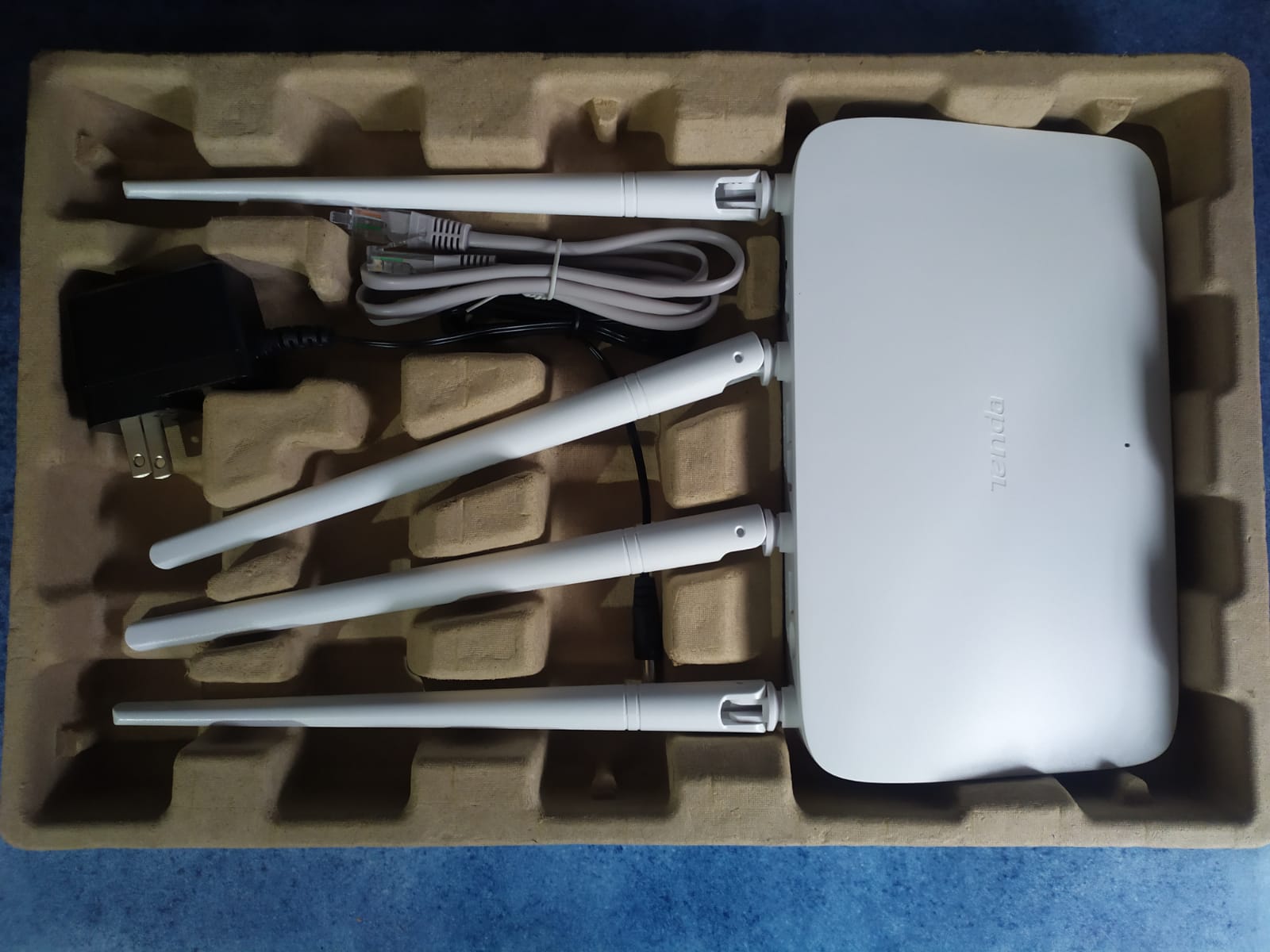 Router Wireless Blanco 4 Antenas Modem F6 Puertos 4 RJ45Enthernet Indicador LED PC Lap