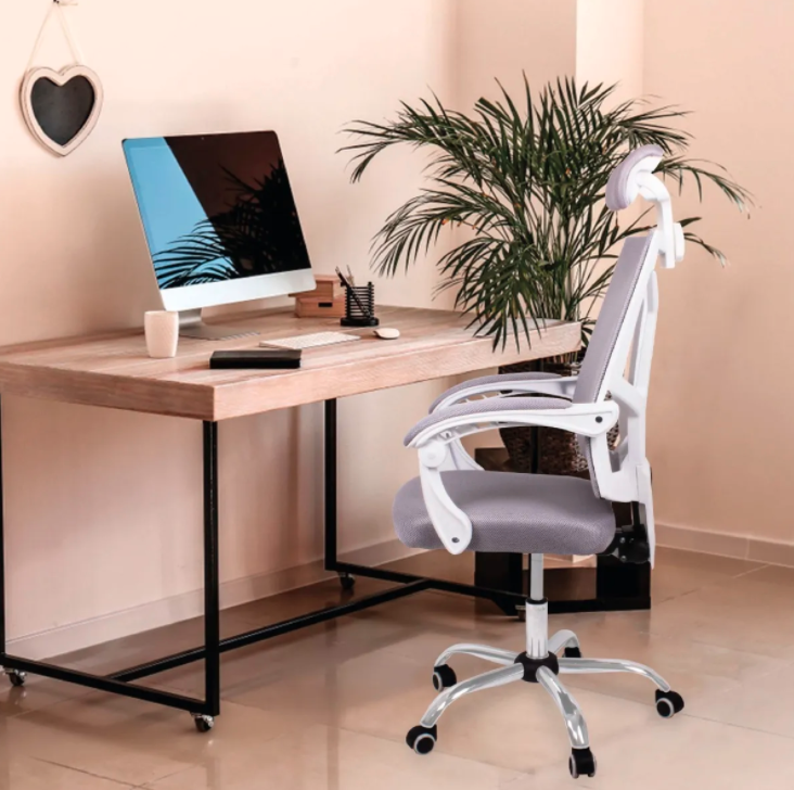 Un escritorio de computadora con una silla blanca y un fondo morado.