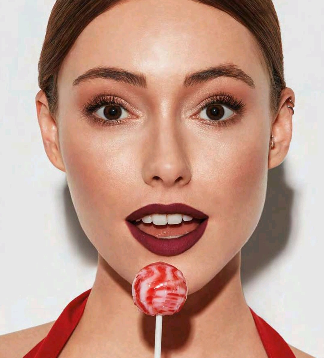 Labial Mate Super Star Vino by Farmasi Color Intenso 8 Horas