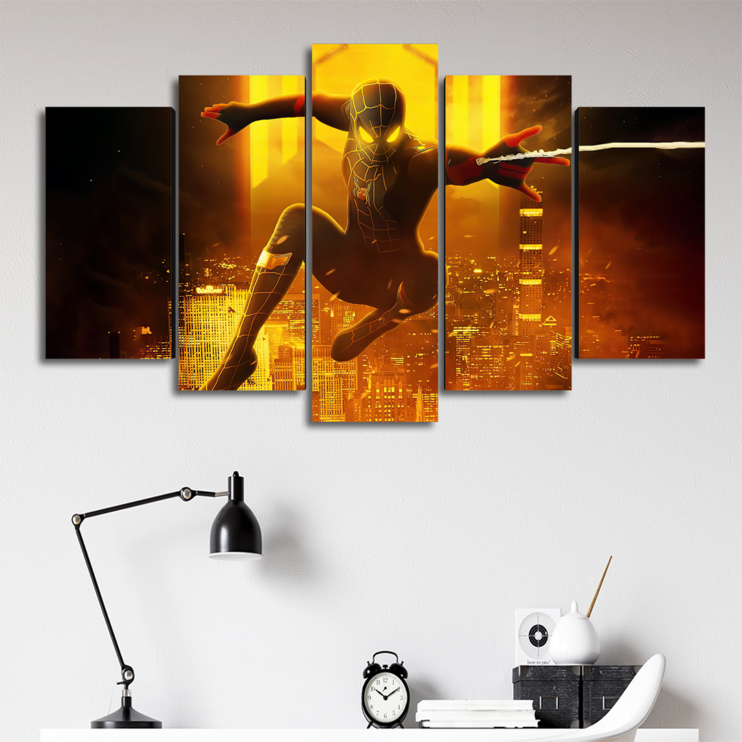 Cuadro Decorativo Spiderman Traje Negro/Dorado Balanceándose Marvel 100x60cm 5pzs Cuadros MX