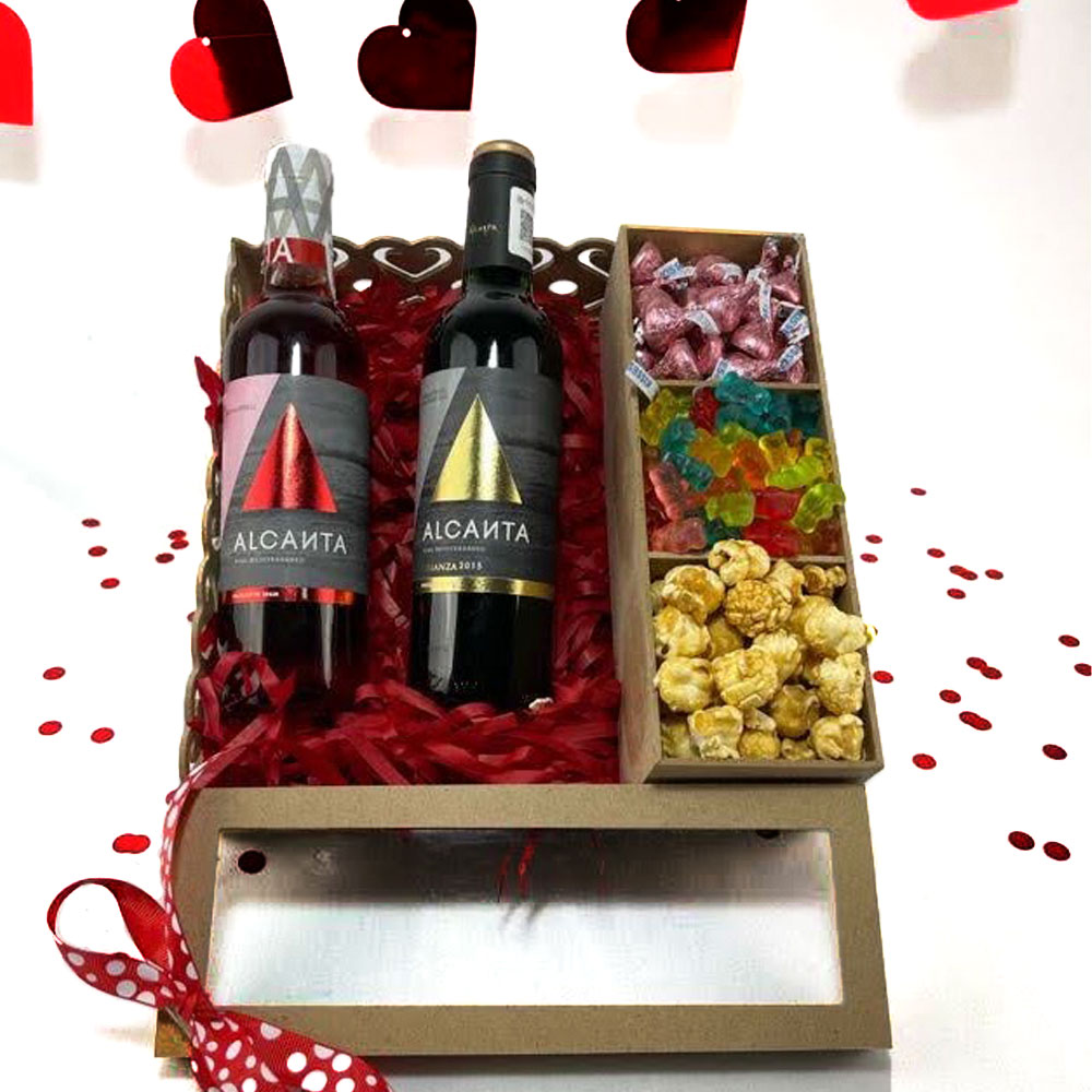 Canasta con vino rosado + vino tinto Alcanta + dulces