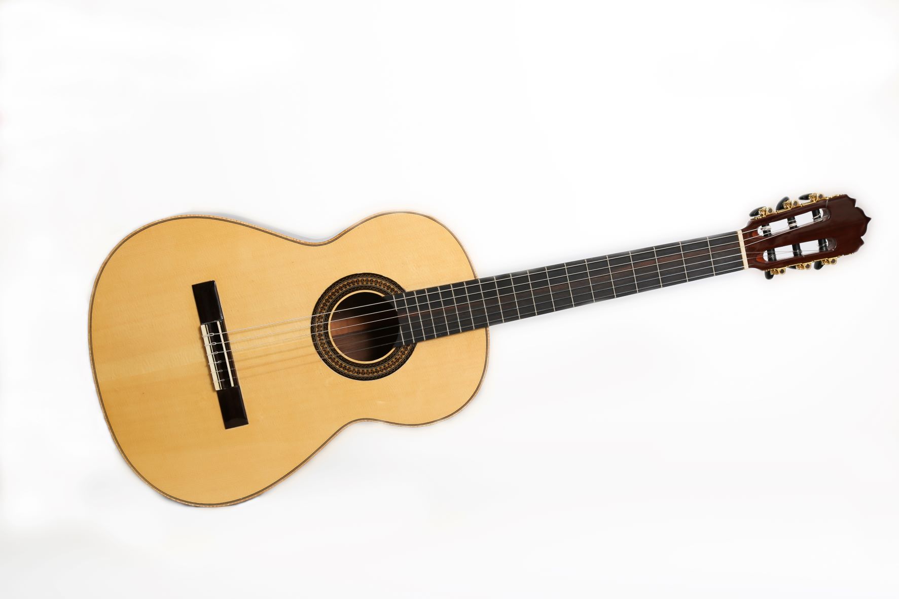 Guitarra clásica fina de nogal acabado brillo