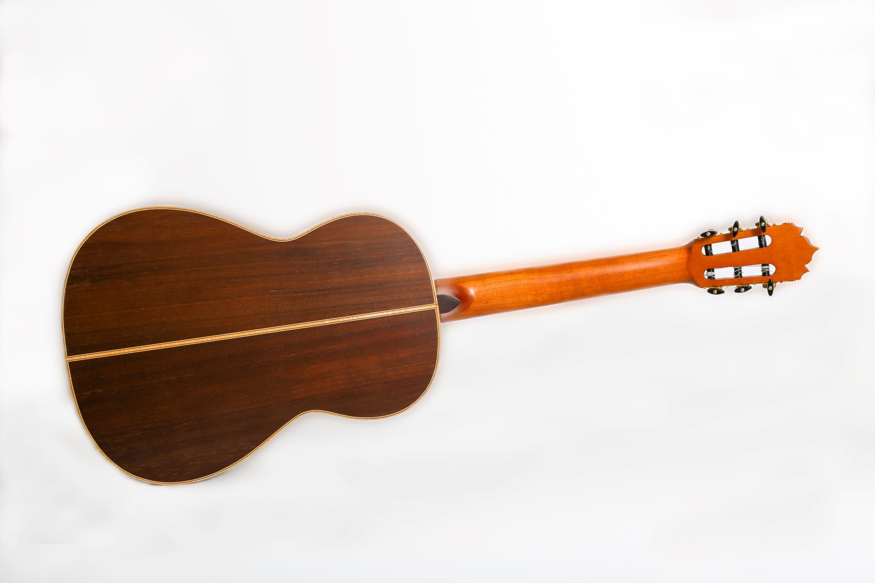 Guitarra clásica fina de nogal