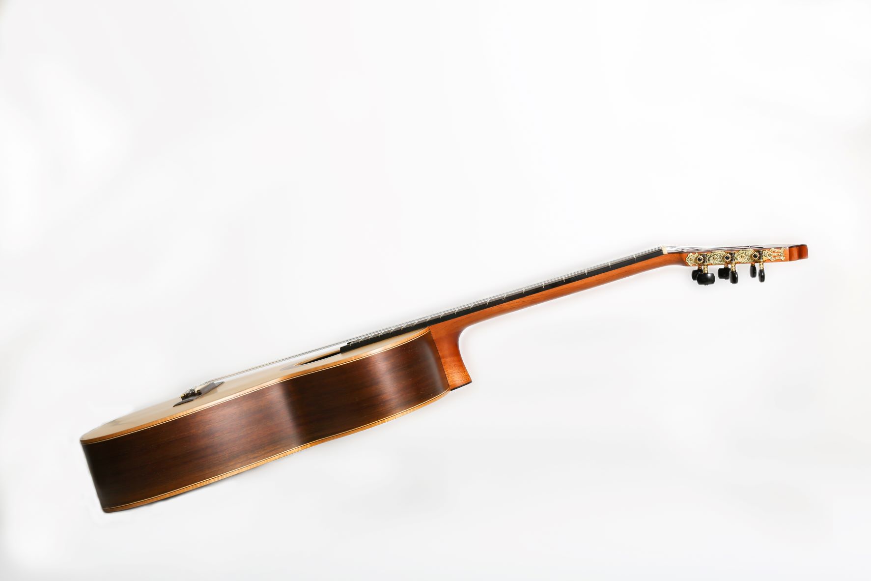 Guitarra clásica fina de nogal