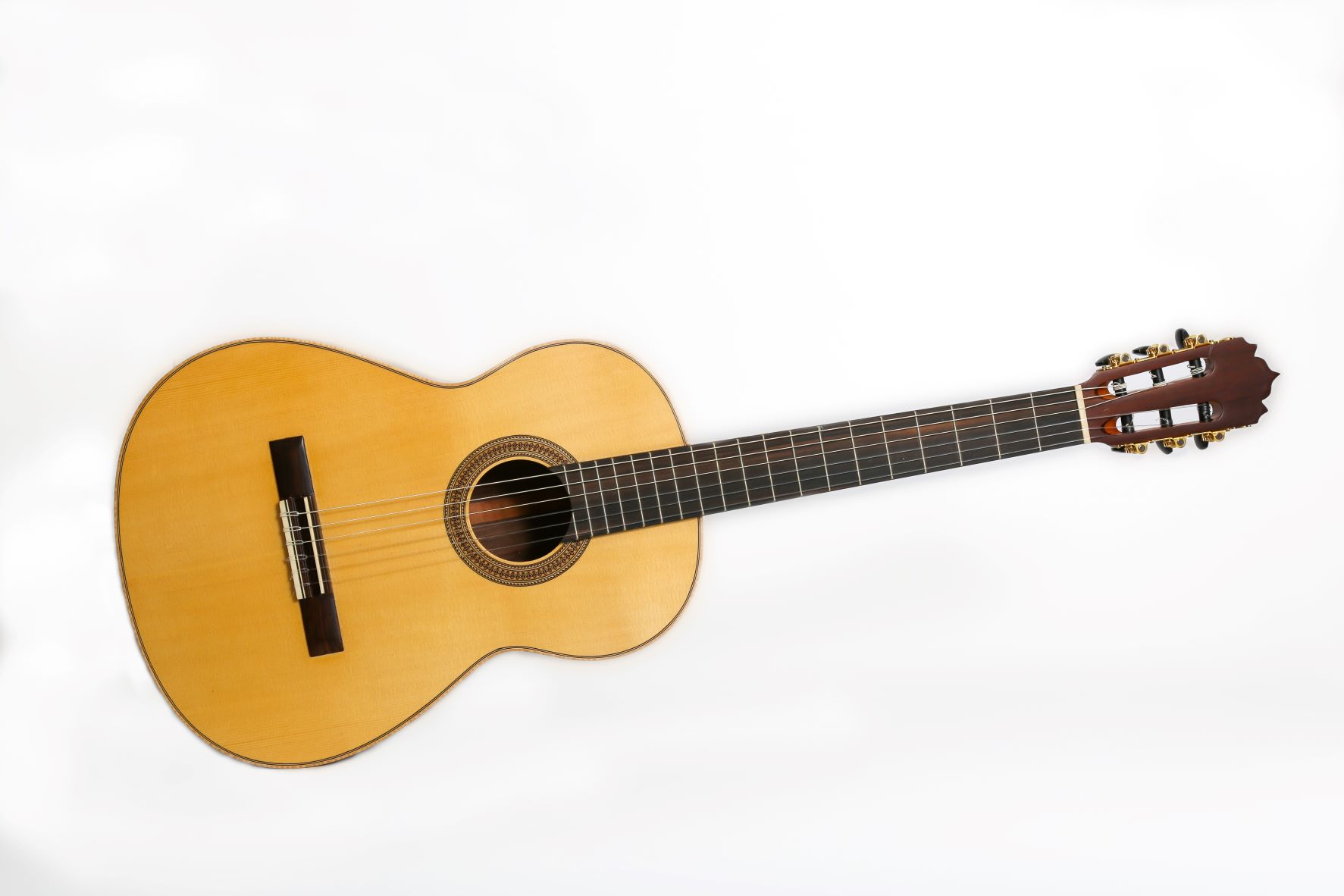 Guitarra clásica fina de nogal