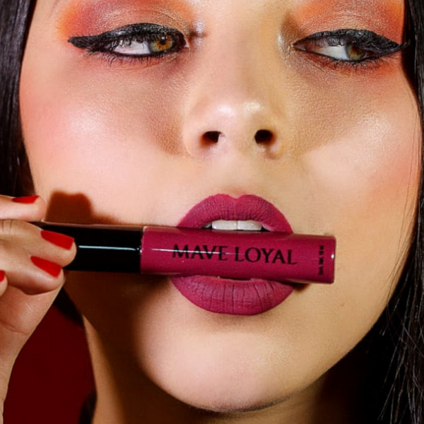 Labial Mate Larga Duración Color Morado Vitamina E Libre de Parabenos 10 ml