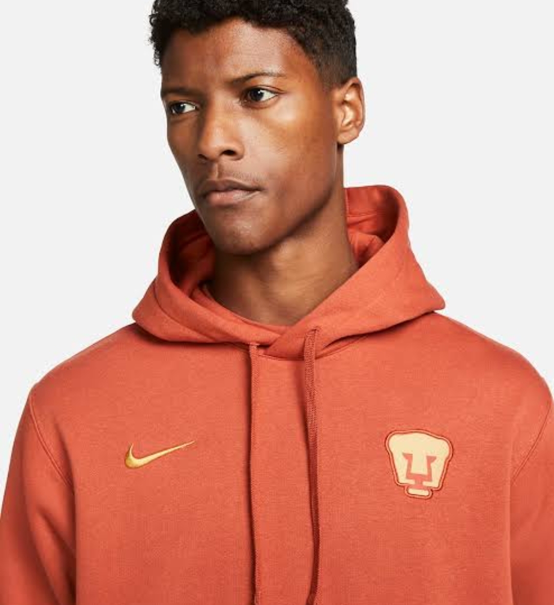 PUMAS UNAM SUDADERA NIKE CON CAPUCHA TEJIDO FLEECE