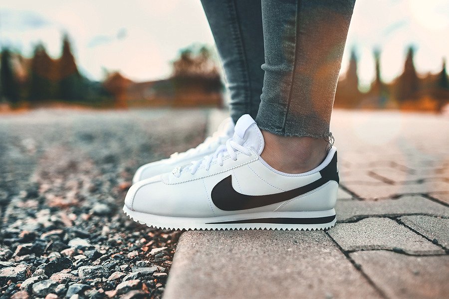 Tenis Nike Cortez Basic SL Blanco Negro Mujer 904764-102