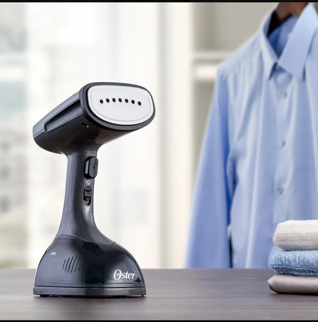 Plancha de Vapor Vertical Oster GCSTES100 - Negro