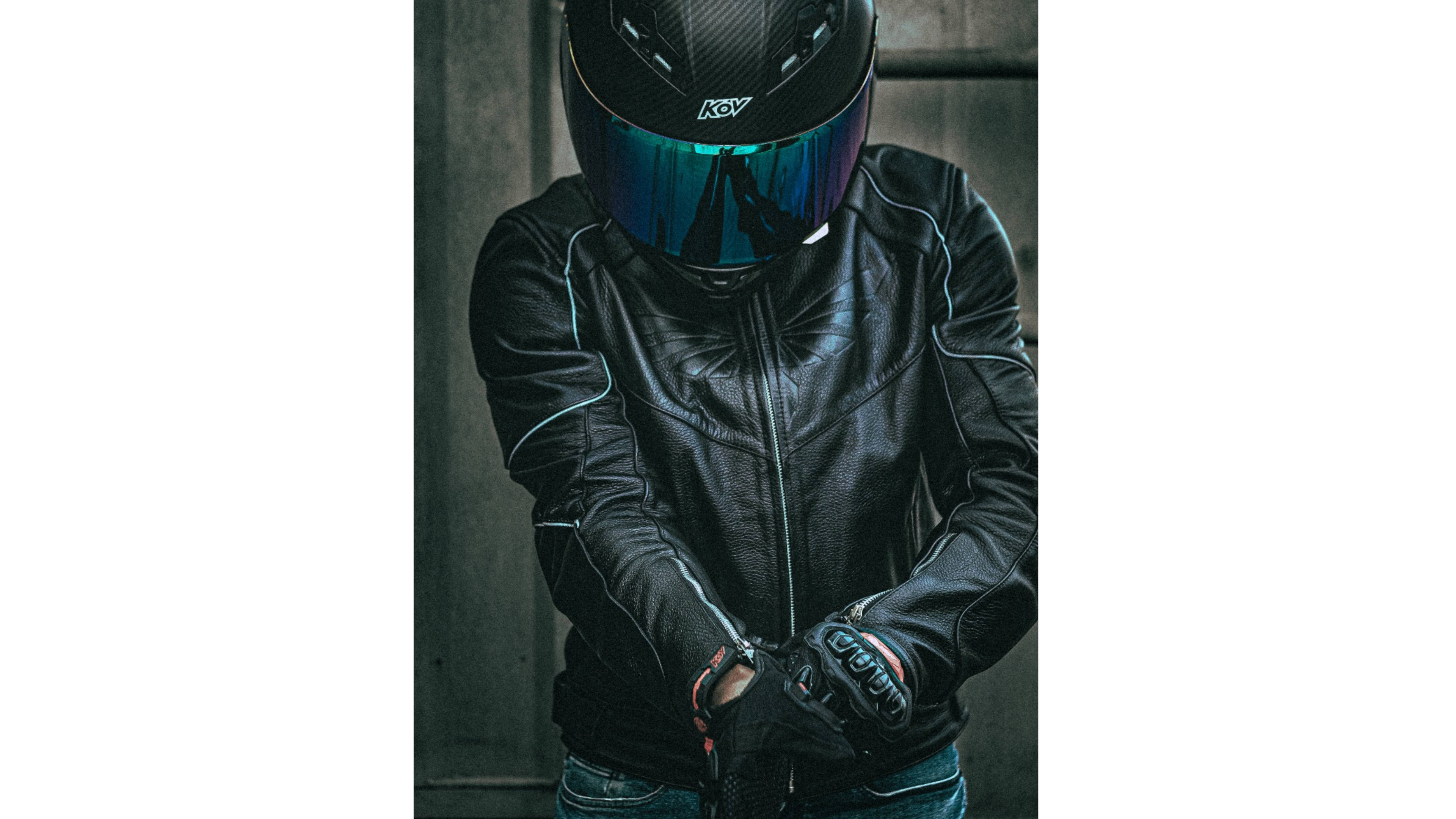 CHAMARRA KOV INVICTUS DEPORTIVA DE PIEL PARA PISTA CON JOROBA  NEGRA CON PROTECCIONES