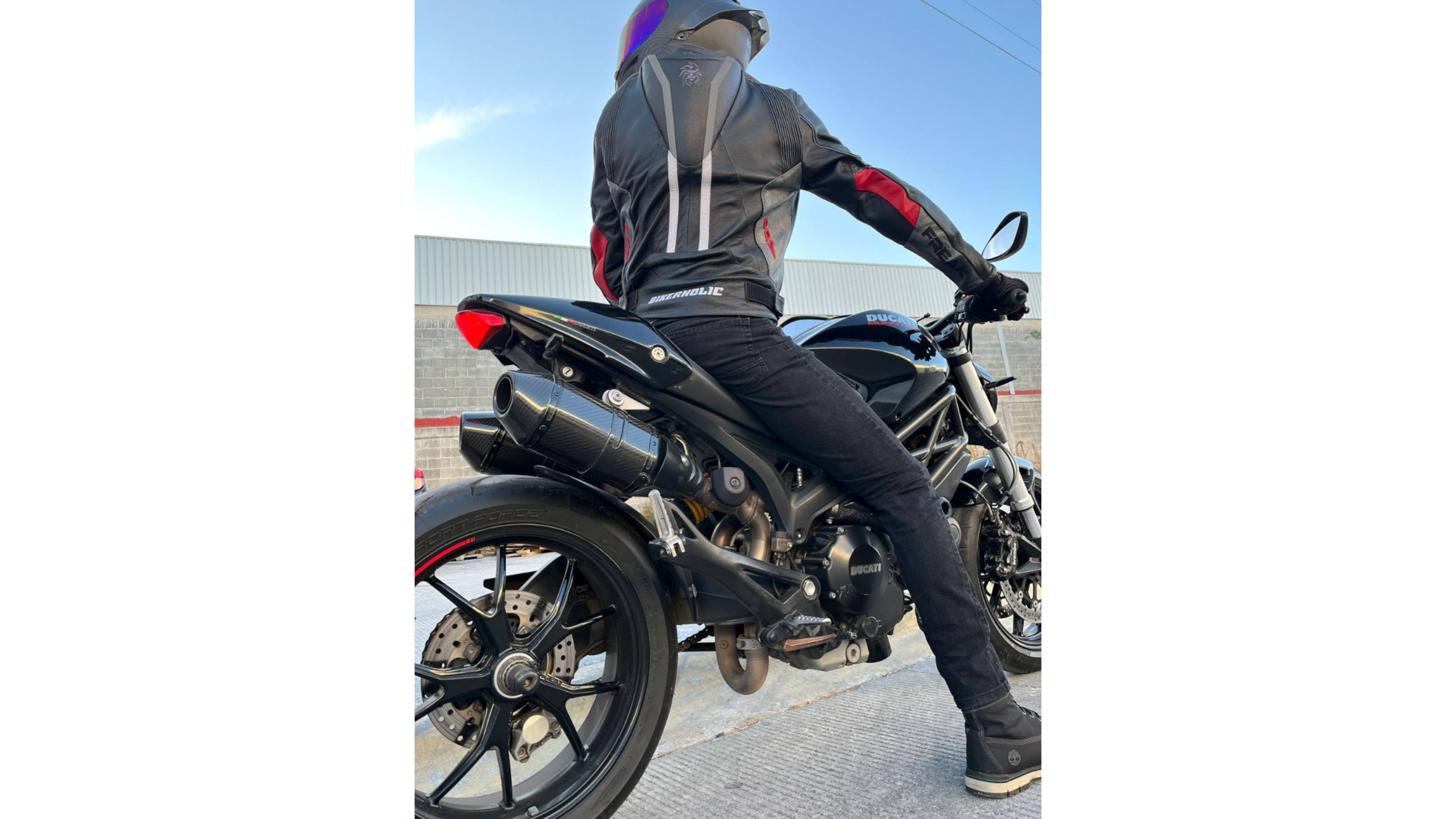 CHAMARRA KOV INVICTUS DEPORTIVA DE PIEL PARA PISTA CON JOROBA  NEGRA CON PROTECCIONES