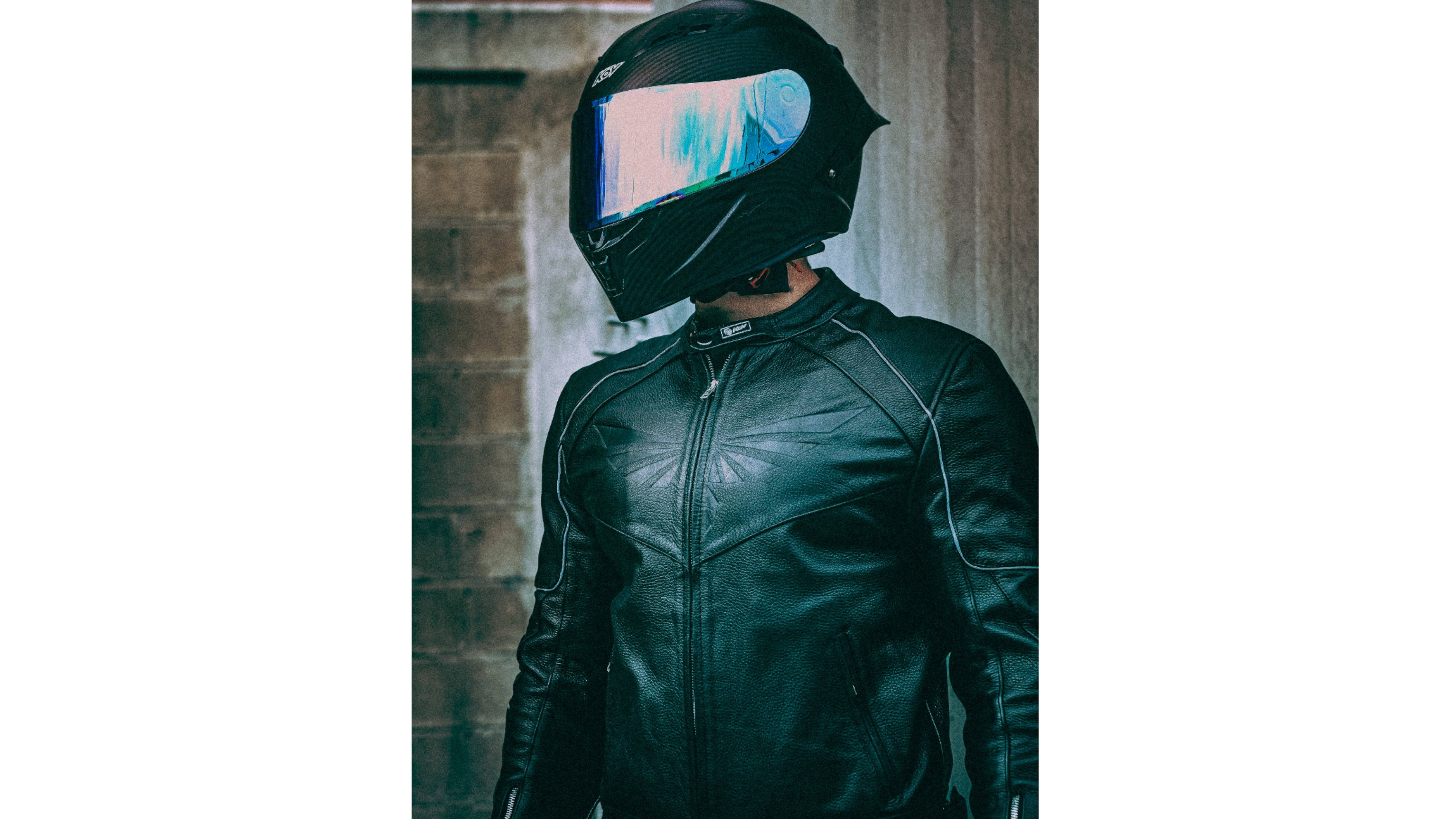 CHAMARRA KOV INVICTUS DEPORTIVA DE PIEL PARA PISTA CON JOROBA  NEGRA CON PROTECCIONES