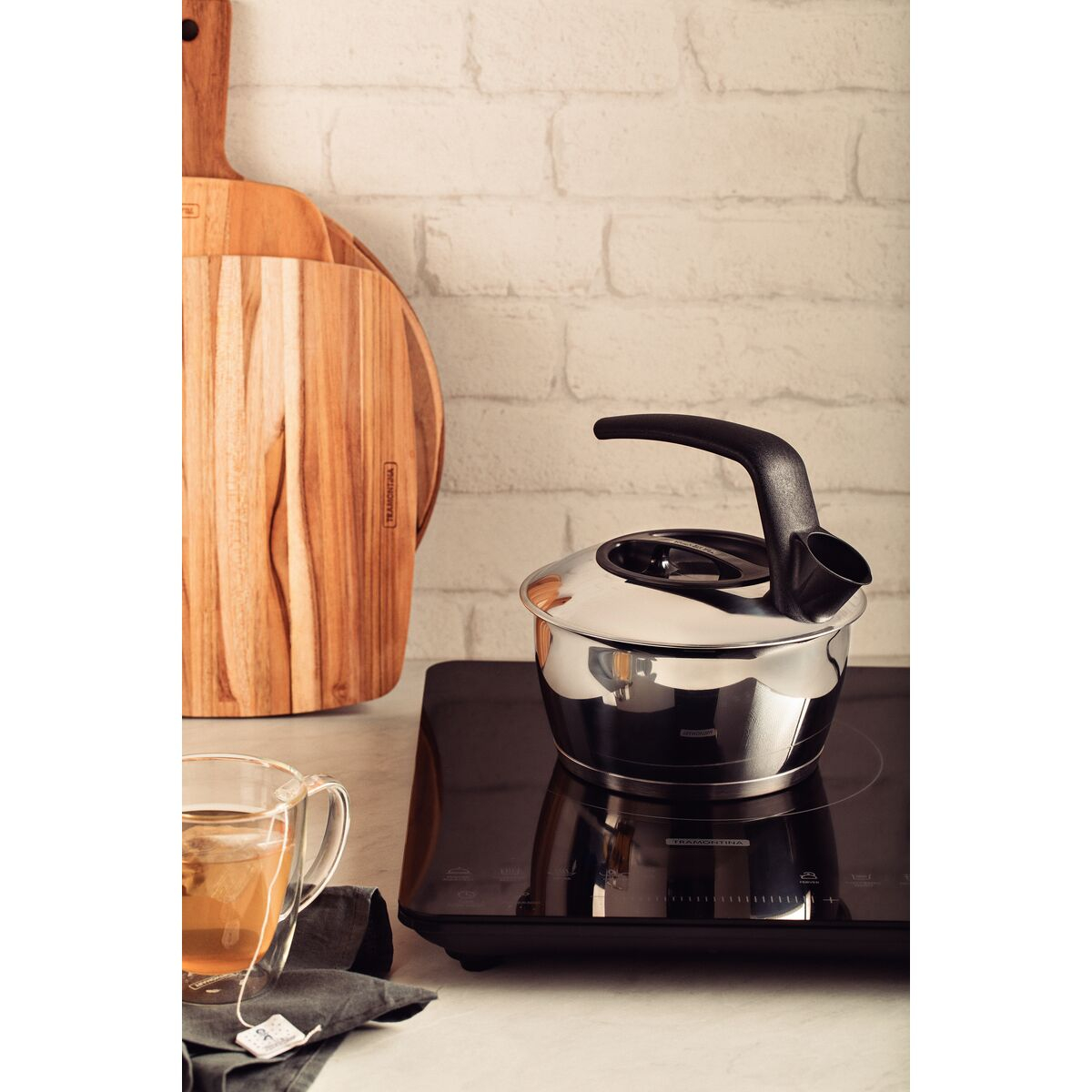 Tetera Tramontina 61485/160 de acero inoxidable con fondo triple mango negro 1,5 L END1
