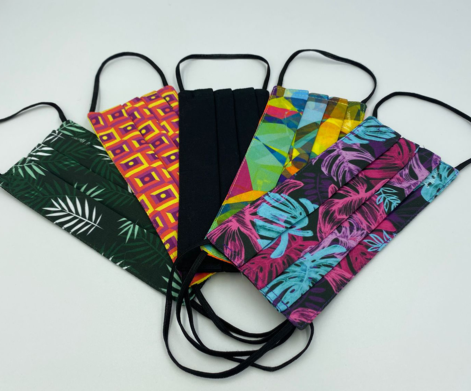 Paquete de 5 cubrebocas de tela tricapa, lavales. diseños de colores. talla adulto.  Josefina Navarro