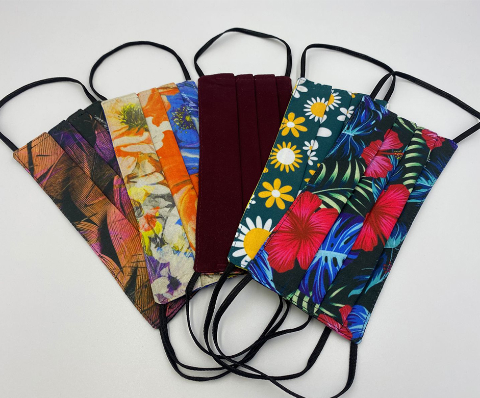 Paquete de 5 cubrebocas de tela tricapa, lavables. diseños flores. talla adulto. Josefina Navarro