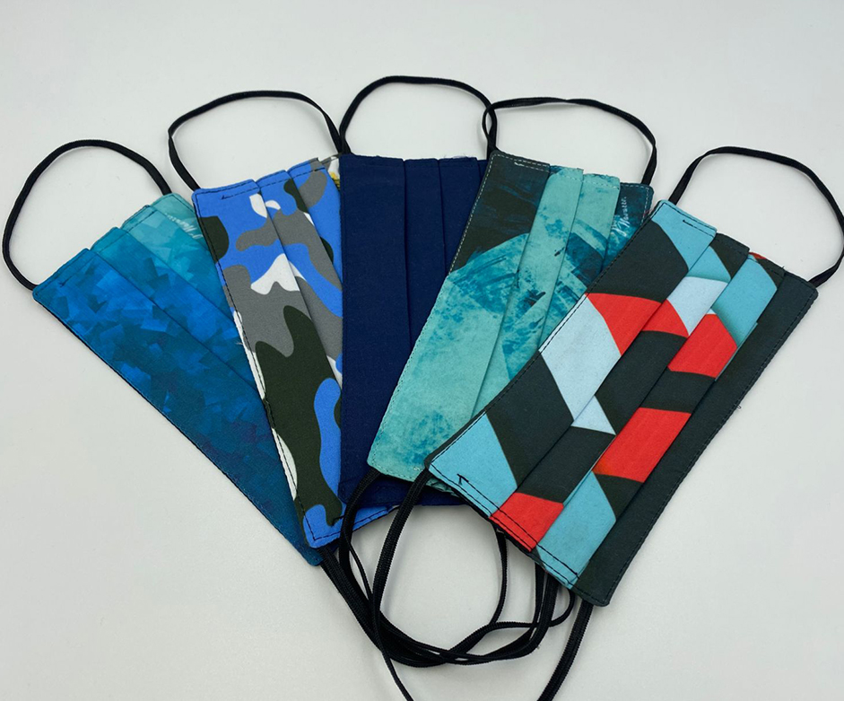 Paquete de 5 cubrebocas de tela tricapa, lavable en tonos azules, talla adulto.  Josefina Navarro