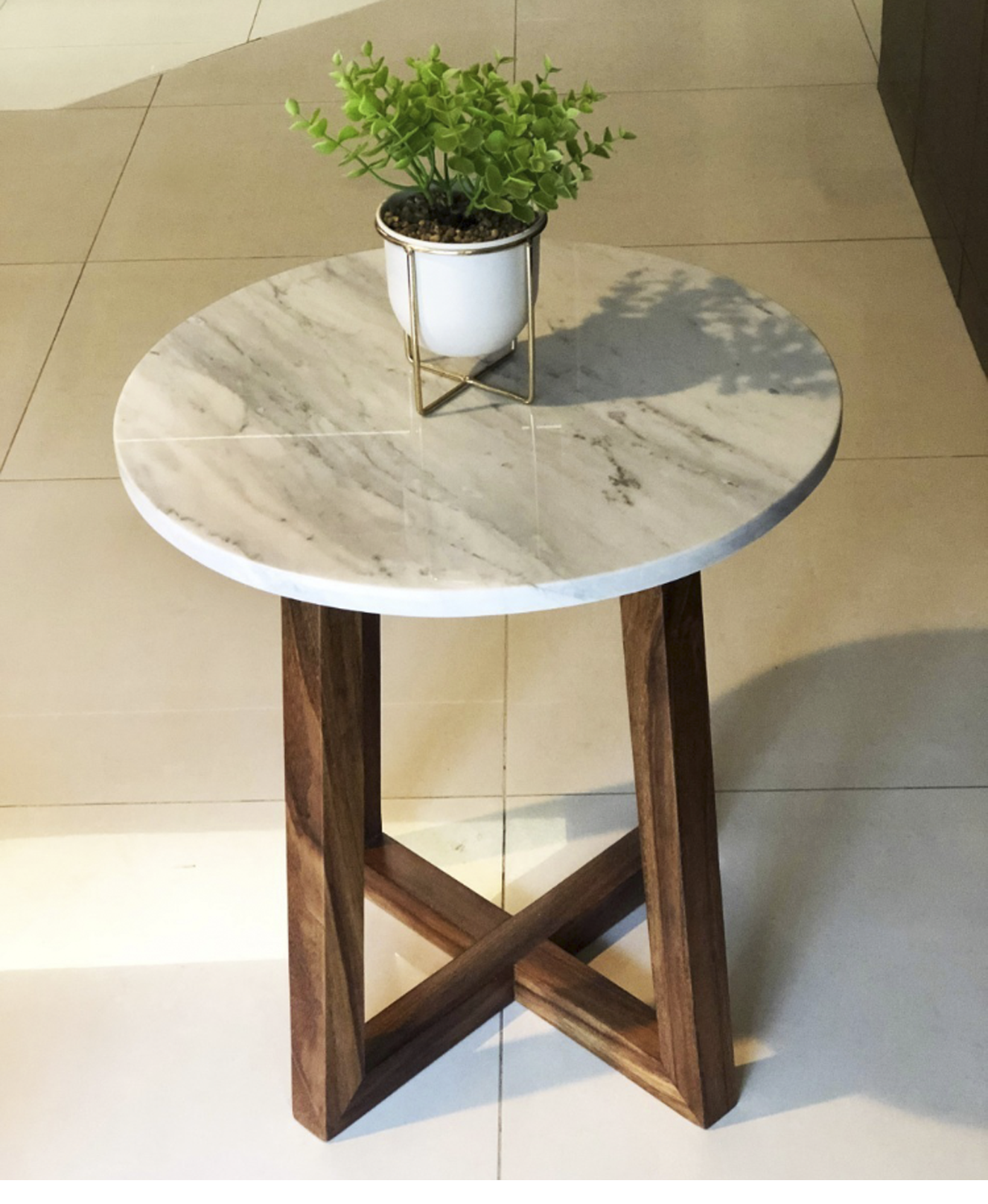 Mesa Esquinera En Madera De Parota Con Mármol Blanco.