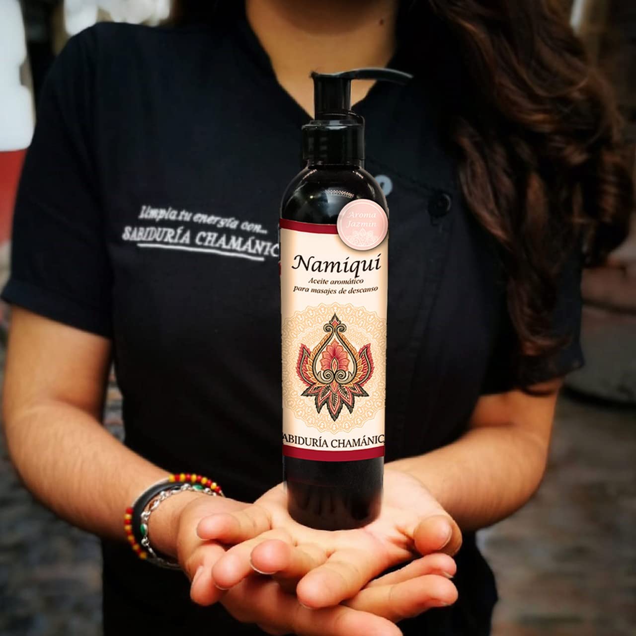 Aceite para masajes Premium Jazmin Namiqui, roce, friccion, percusion, relfexologia, tejido profundo, masajes, relax, relajacion, calma, paz, aroma, olores, aromaterapia, hidratacion, humectacion, aceite esencial, bienestar, pindas, hierbas, herbal, fragancia, spa, hoteles, boutiques, sales, natural, baño, tina, camilla