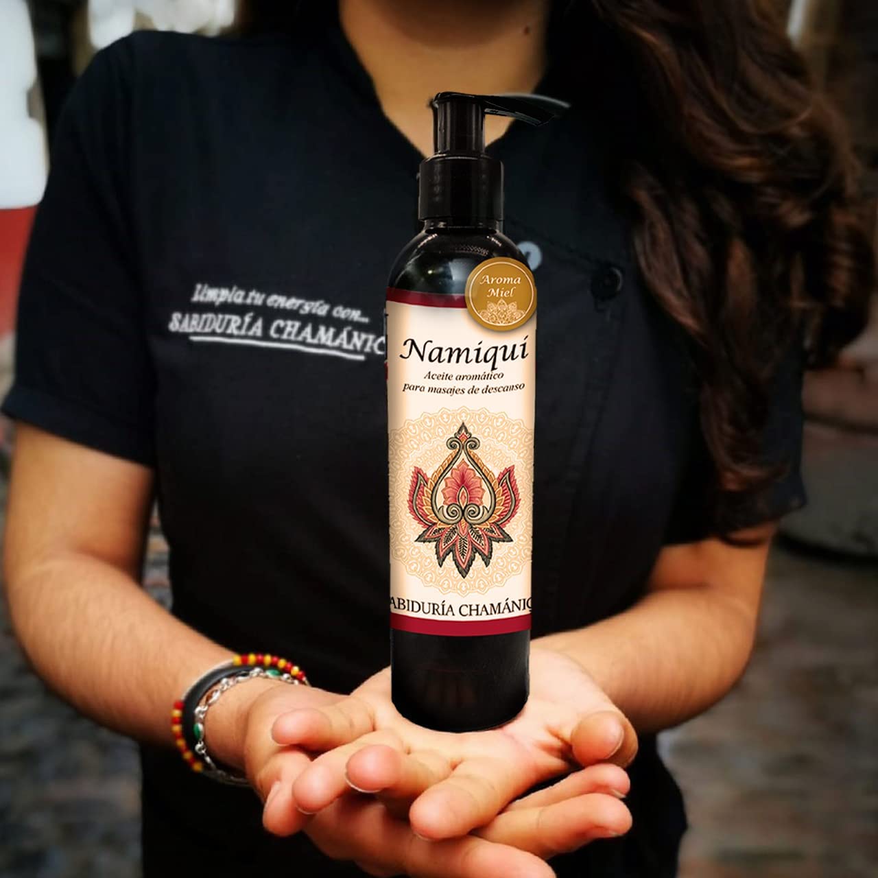 Aceite para masajes Premium Miel Namiqui, roce, fricción, percusión, reflexología, tejido profundo, masajes, relax, relajacion, calma, paz, aroma, olores, aromaterapia, hidratacion, humectacion, aceite esencial, bienestar, pindas, hierbas, herbal, fragancia, spa, hoteles, boutiques, sales, natural, baño, tina, camilla