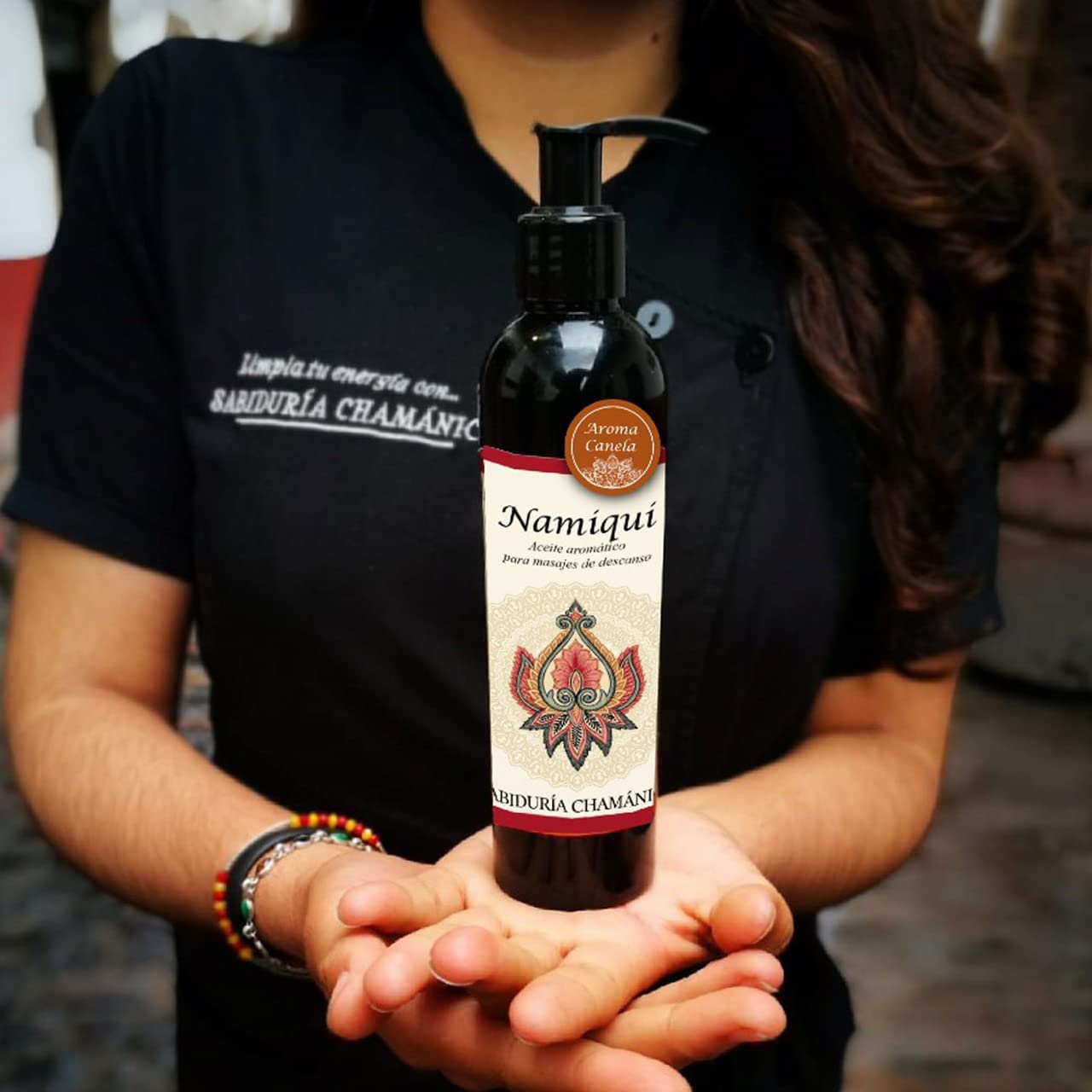 Aceite para masajes Premium Canela Namiqui, roce, fricción, percusión, reflexología, tejido profundo, masajes, relax, relajacion, calma, paz, aroma, olores, aromaterapia, hidratacion, humectacion, aceite esencial, bienestar, pindas, hierbas, herbal, fragancia, spa, hoteles, boutiques, sales, natural, baño, tina, camilla