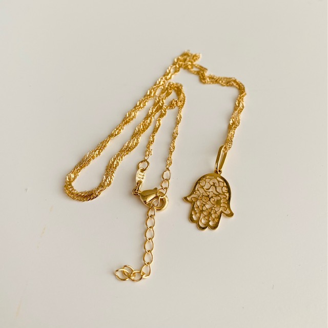 Cadena con Dije Mano de Dios- Baño de Oro 18K- Dorado