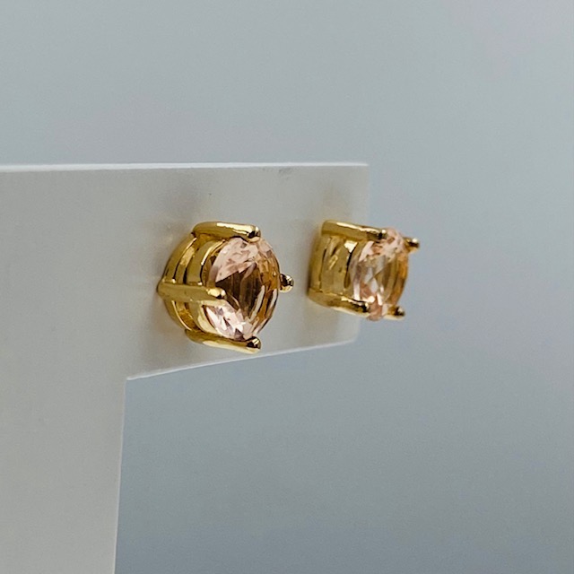Aretes Punto de Luz Beige- Baño de oro 18K- Dorado