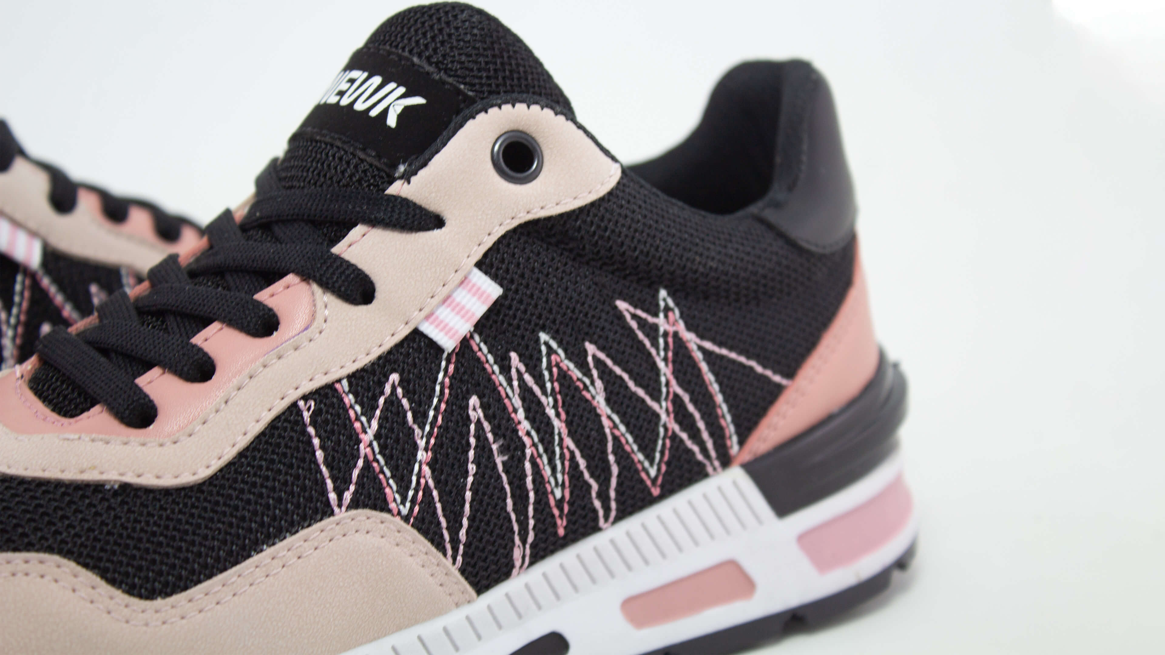 Tenis Newk Para Mujer Línea Guindaty Color Negro Maquillaje