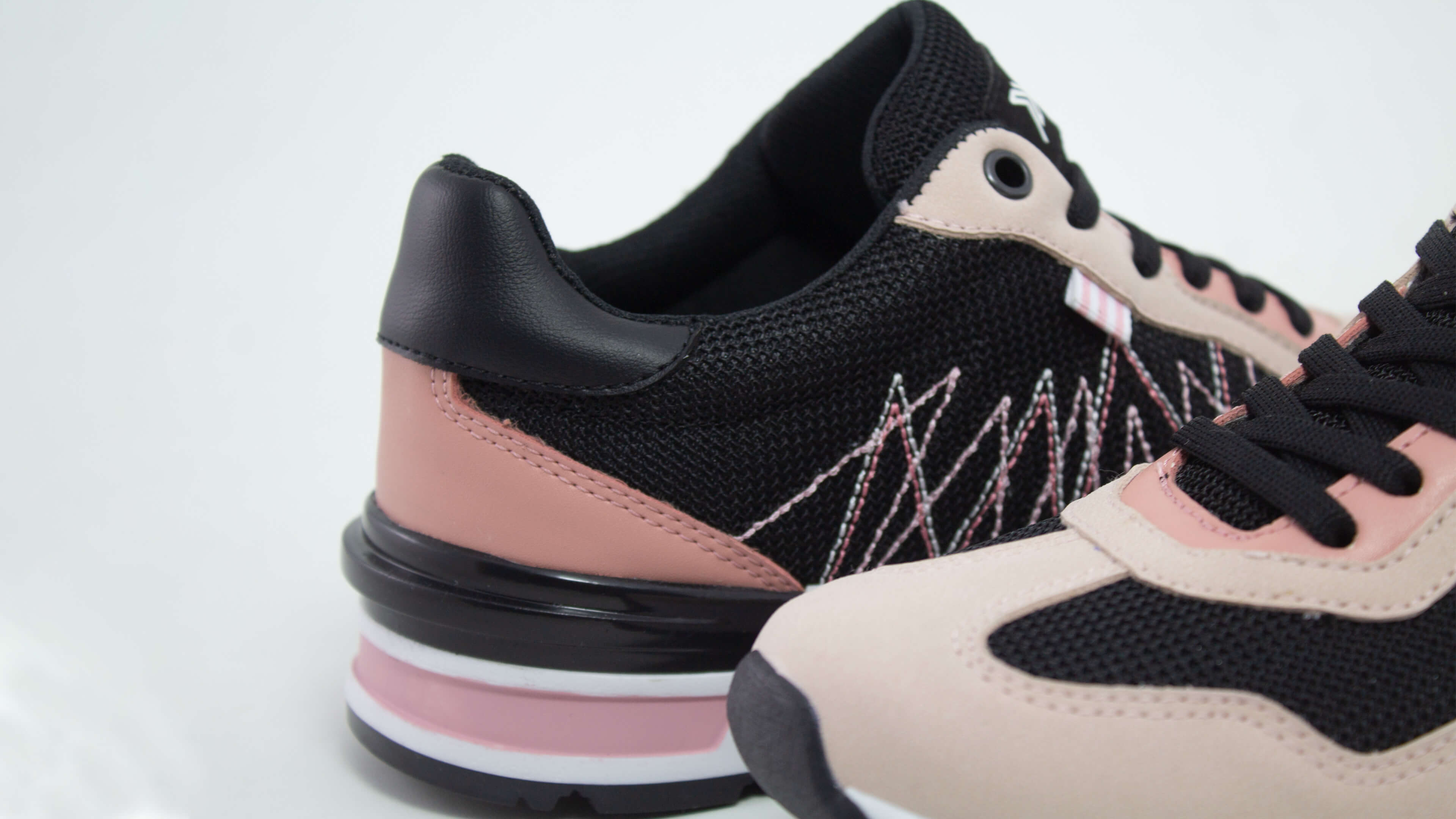 Tenis Newk Para Mujer Línea Guindaty Color Negro Maquillaje