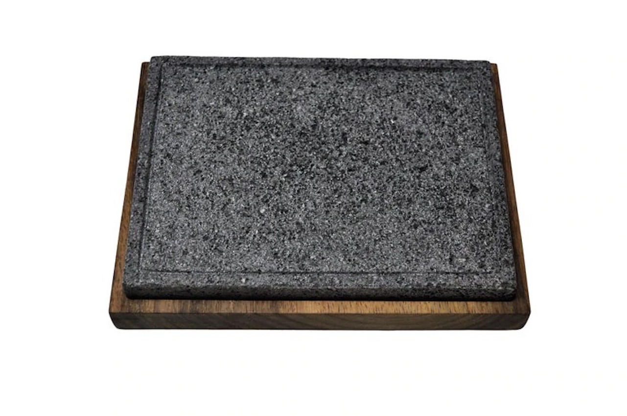 "Tlacuani" Elegante Tabla para picar de Piedra Volcánica con Base de Madera Parota 18x 24 CM