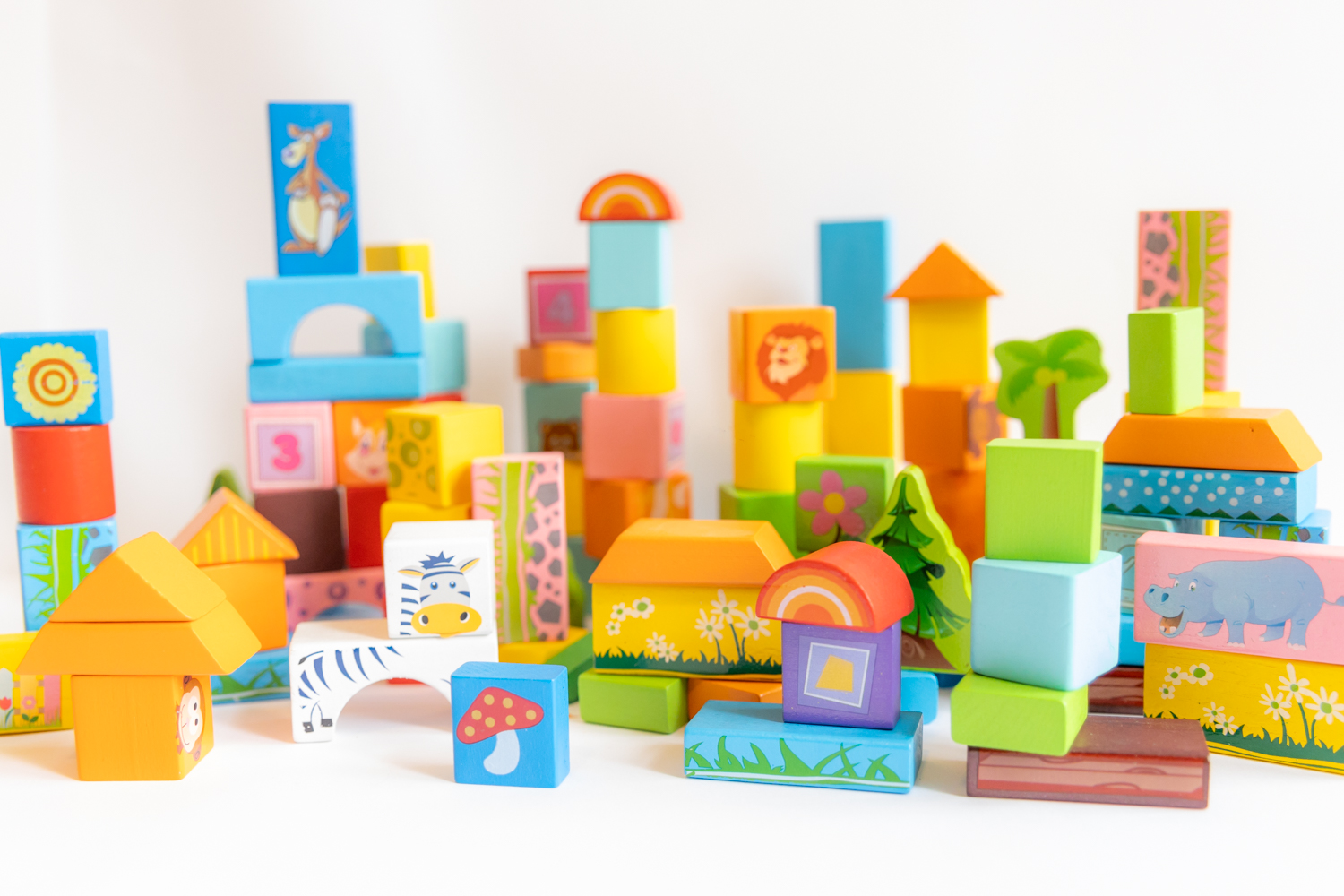 Bloques de madera con figuras de animales salvajes