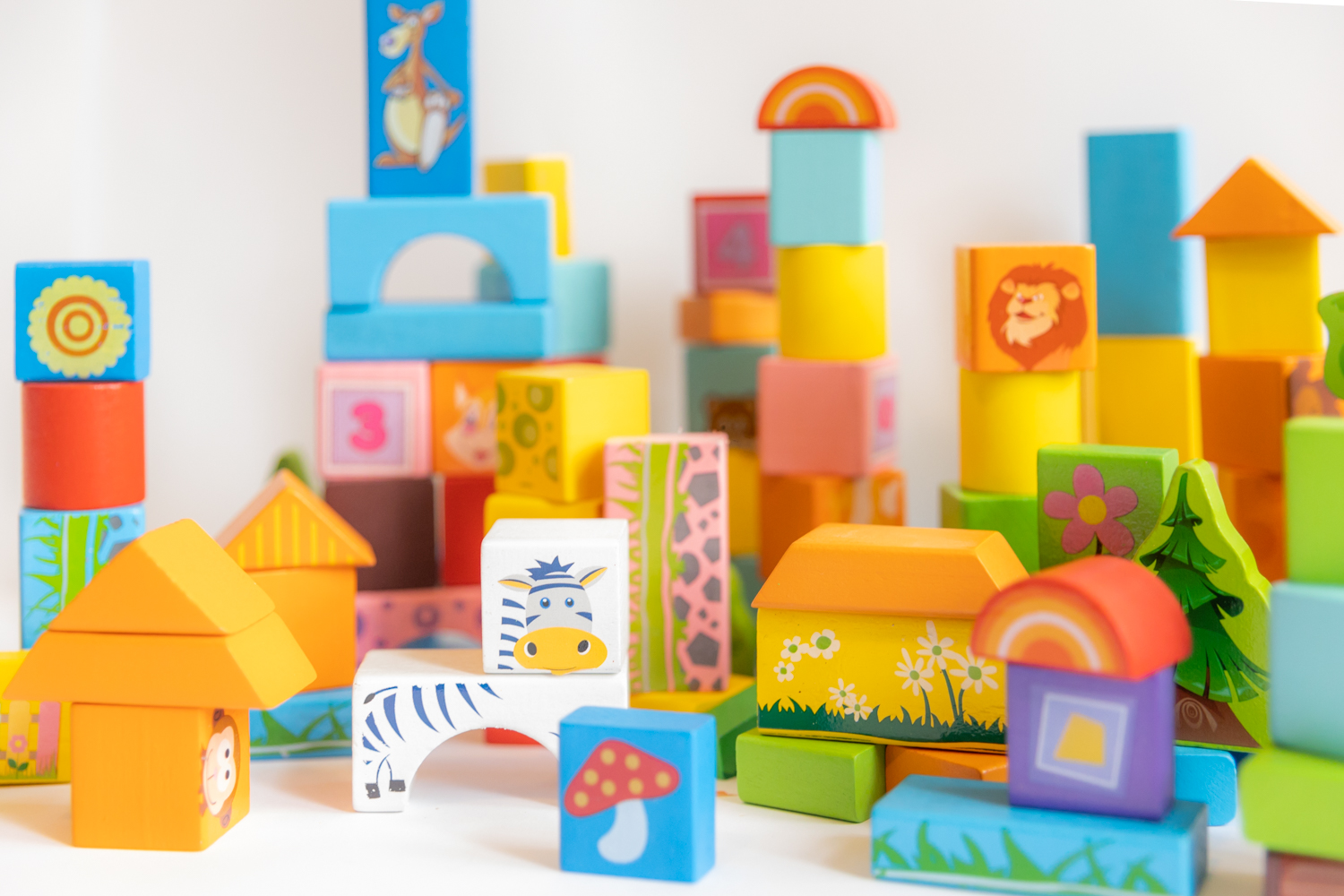 Bloques de madera con figuras de animales salvajes