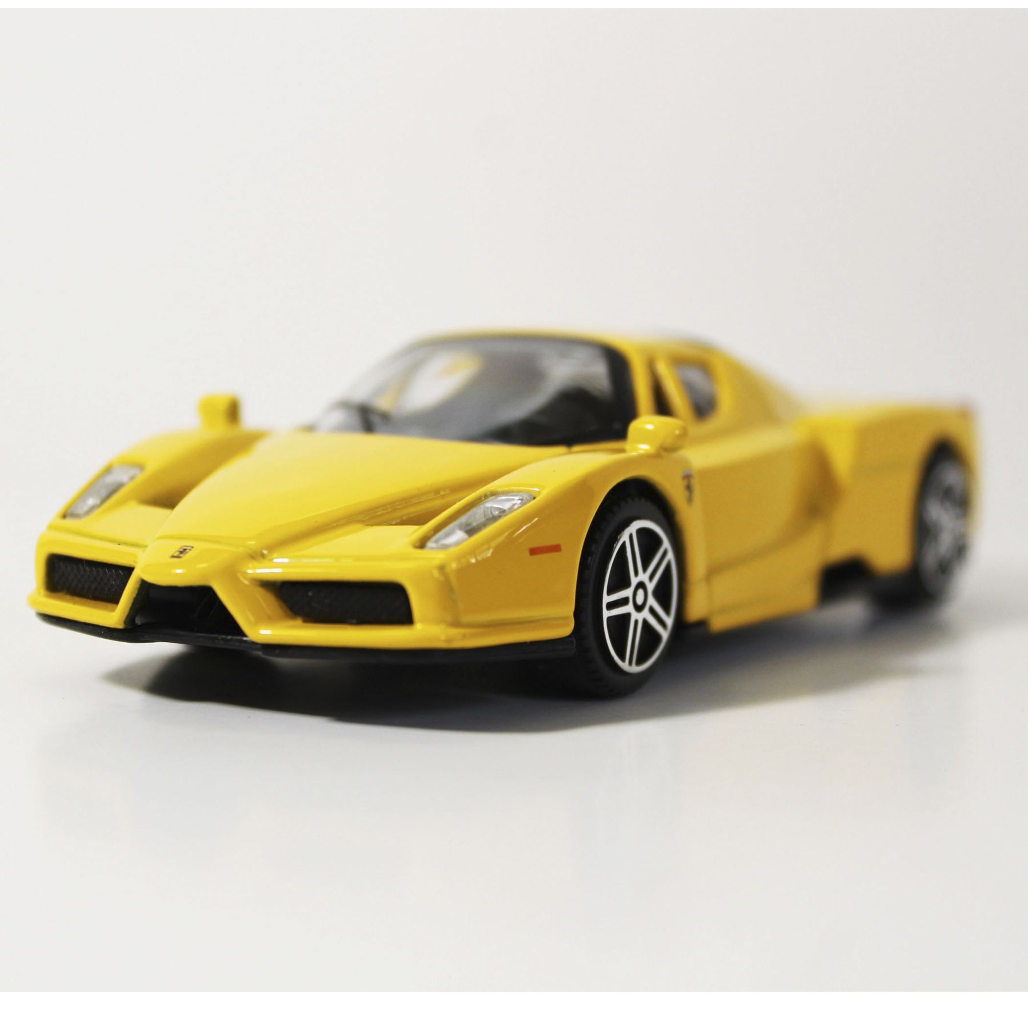 16 Autos Ferrari de Colección Escala 1/43