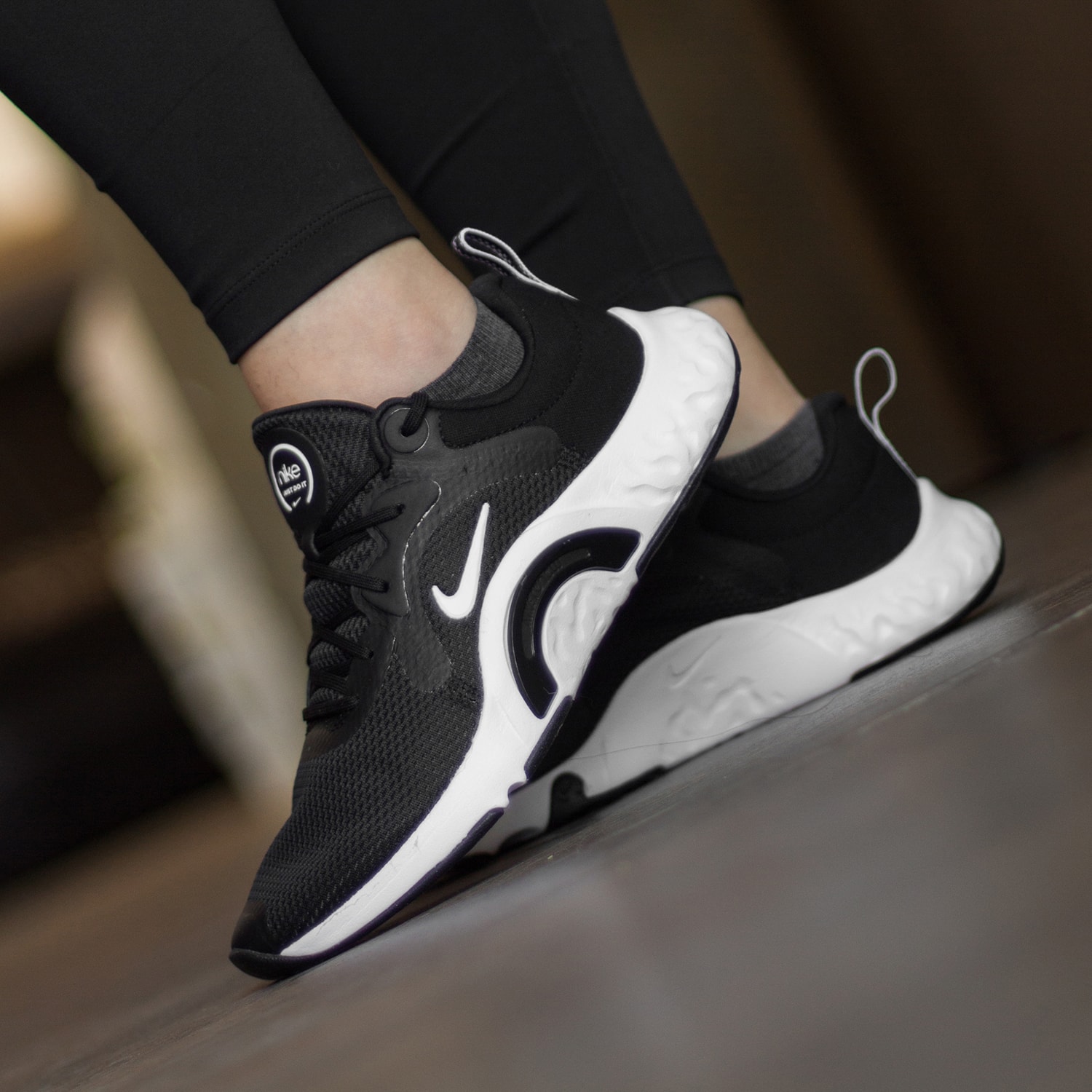 Tenis Nike Renew In-Season TR 11 - DA1349004 - Negro - Mujer 