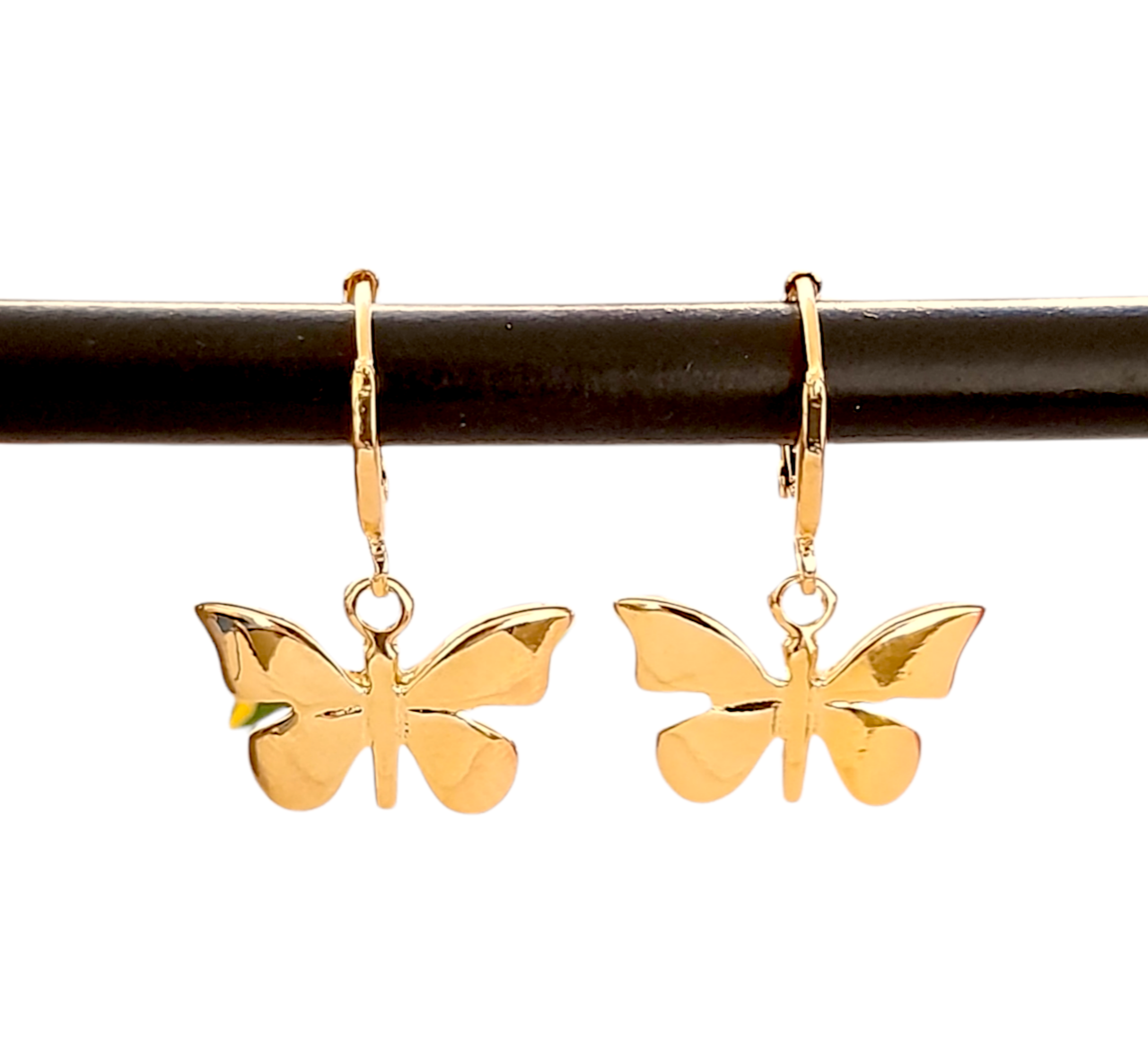 Aretes Huggies con dije de Mariposas en Chapa De Oro de 22 Kilates ITZANALLY