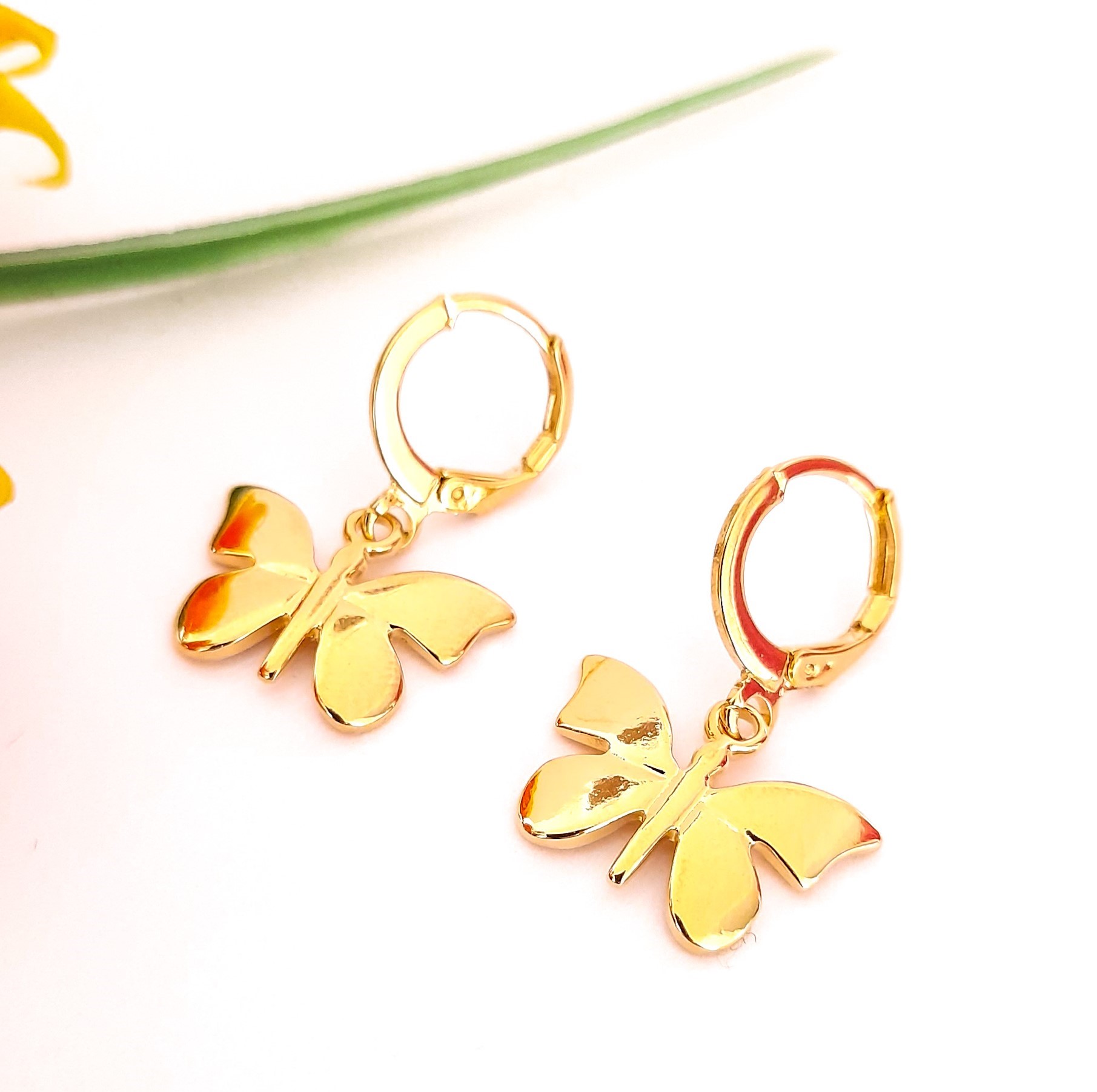 Aretes Huggies con dije de Mariposas en Chapa De Oro de 22 Kilates ITZANALLY