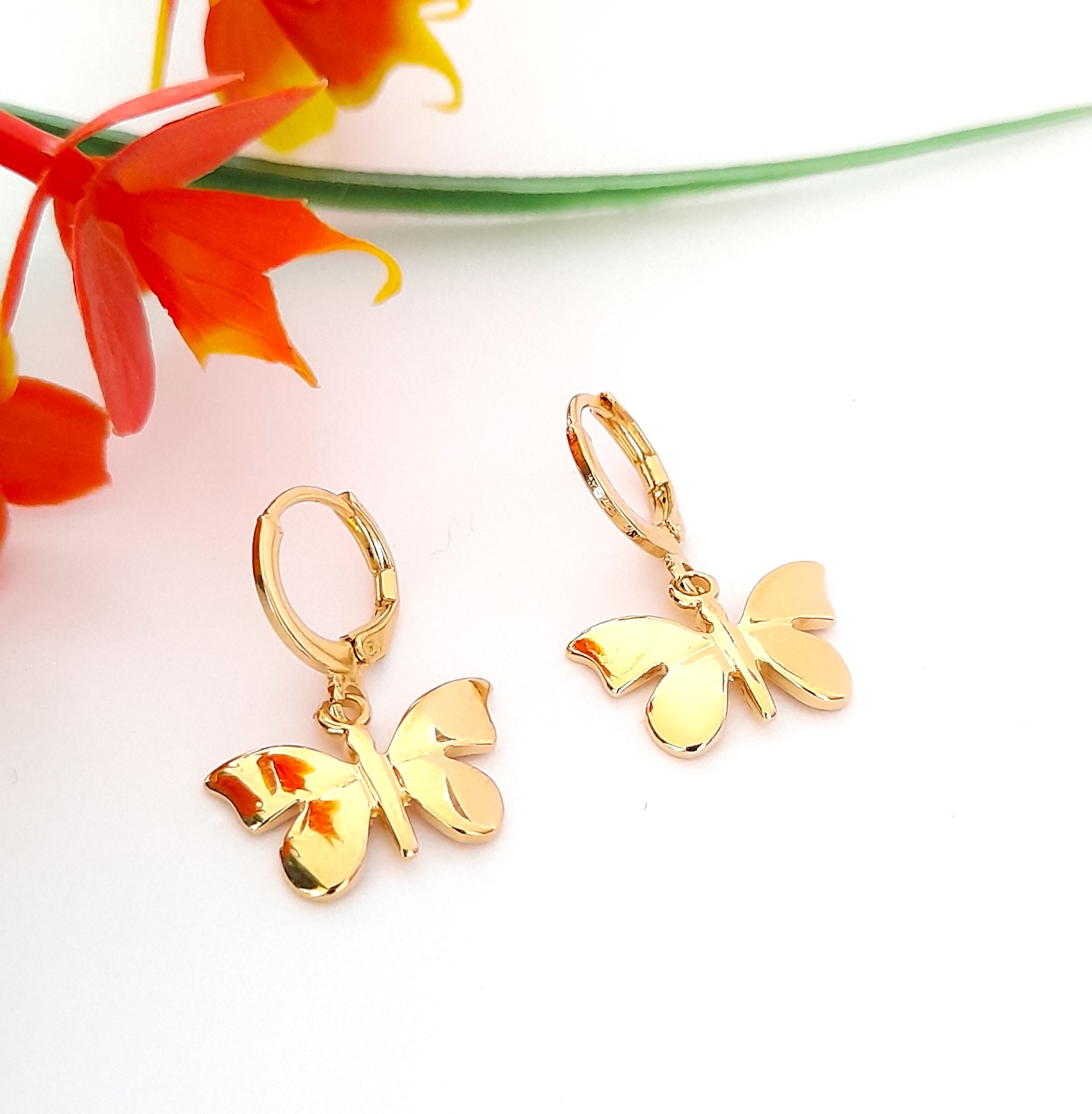 Aretes Huggies con dije de Mariposas en Chapa De Oro de 22 Kilates ITZANALLY