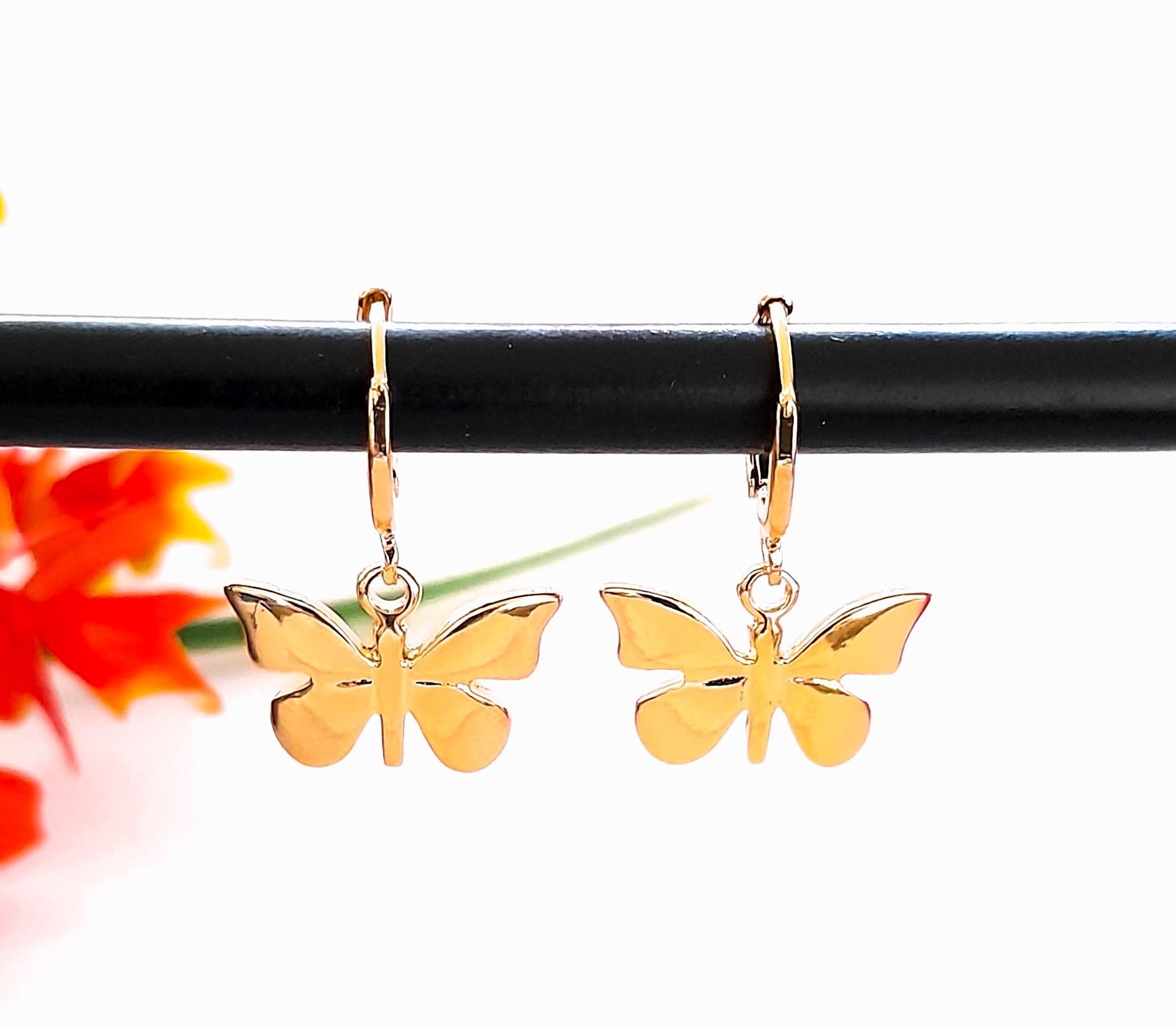 Aretes Huggies con dije de Mariposas en Chapa De Oro de 22 Kilates ITZANALLY