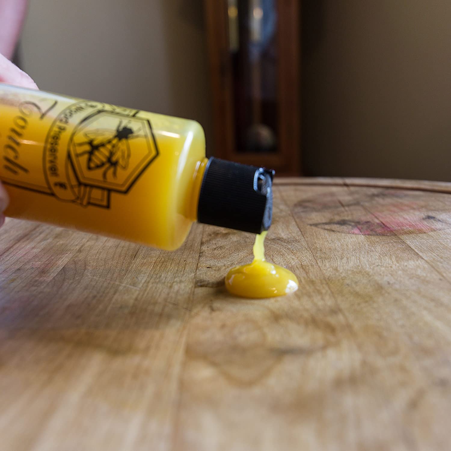 BEESWAX - Cera de Abeja Acondicionadora y Abrillantadora de Madera. Repara Arañazos en Pisos Muebles y Gabinetes de Madera. Contiene Aceite de Naranja 16oz (473ml)