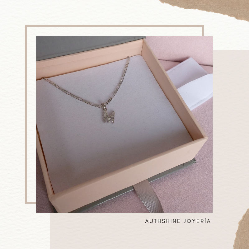 Collar de Inicial Authshine de Plata Ley 925 con Dije de Circonia Cúbica Letra J para Mujer