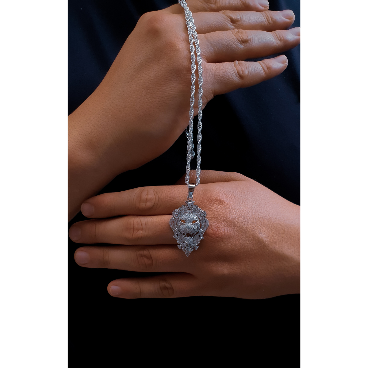 Dije León de Plata .925 Hombre con cadena torzal Piedra zirconia suiza y baño de rodio Joyeria Incluye caja de regalo