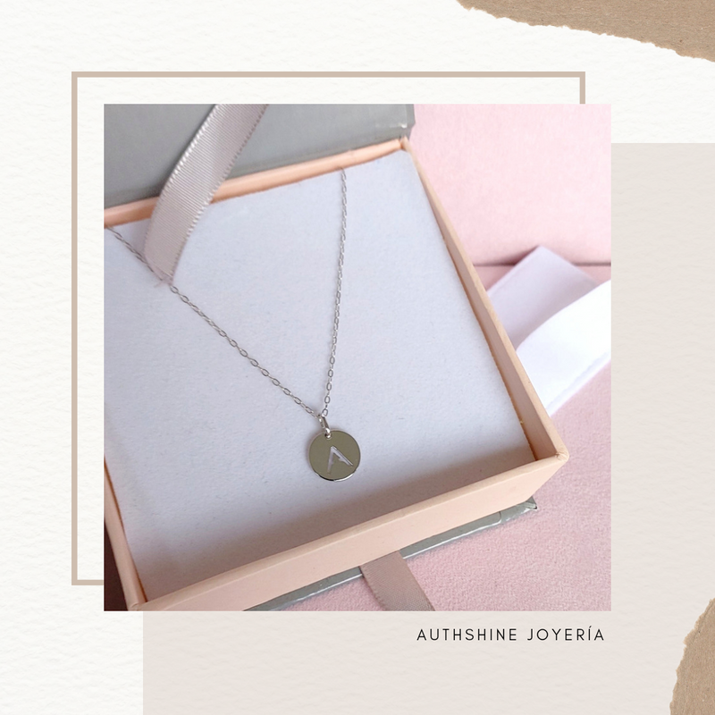 Collar de Inicial Authshine de Plata Ley 925 con Dije Redondo Letra A para Mujer