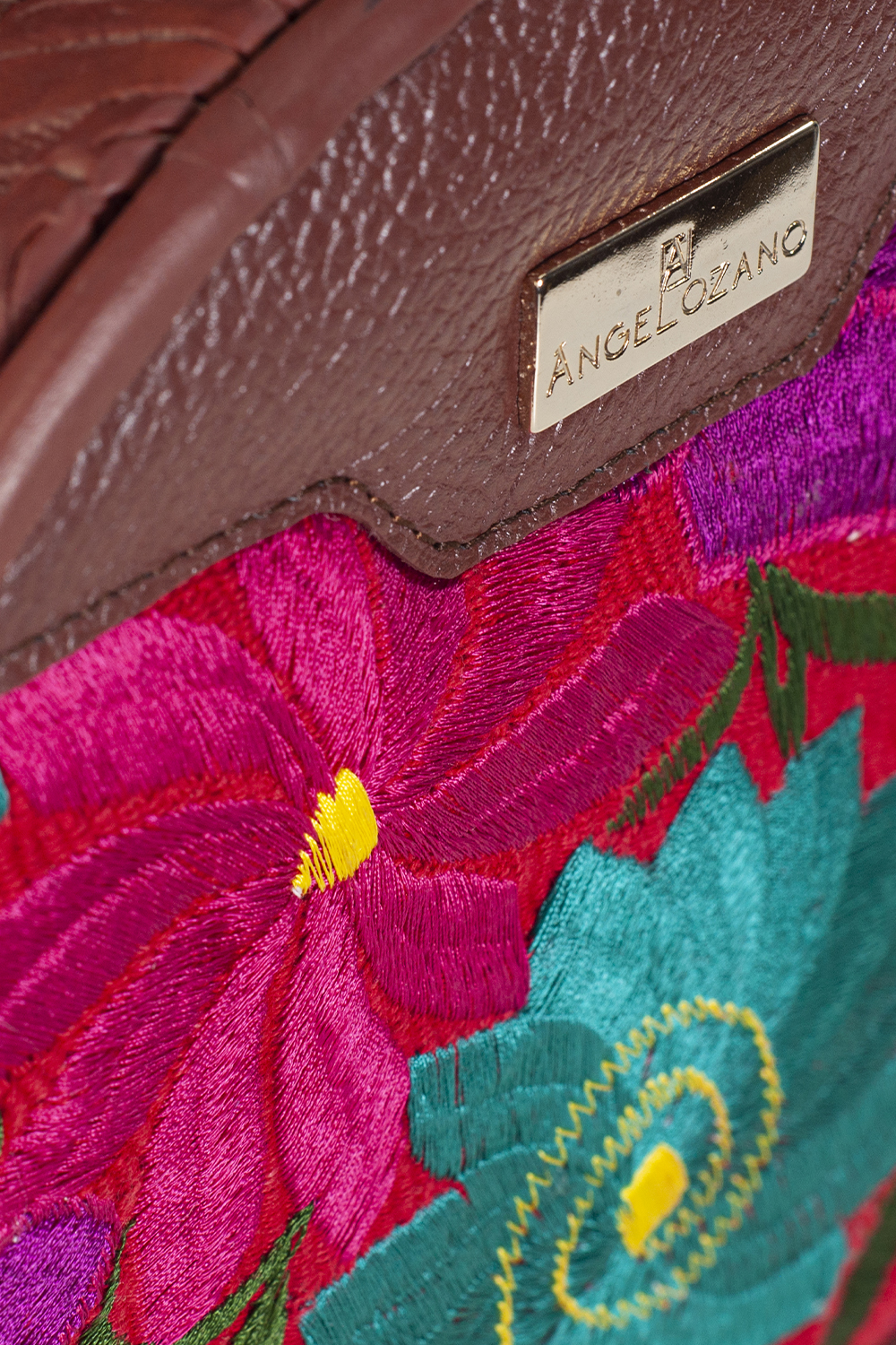 Bolso Crossbody ANGELOZANO de Piel Vacuna  con Bordado Artesanal de Flores Modelo Quetzal