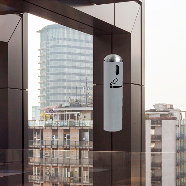 Cenicero metálico de pared Art Center Avenue 309024 color gris con tapa en acero inoxidable y rejilla para apagado de cigarros