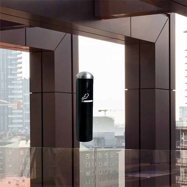 Cenicero metálico para exterior de pared Art Center Avenue 309023 color Negro con rejilla para apagar cigarros y tapa en acero inoxidable