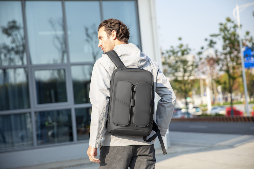 Mochila Mark Ryden Bolsillo Antirrobo Correas acolchadas Repelente al agua Oxford Para laptop de 15.6 y tablet 11 Con puerto USB Modelo 9222