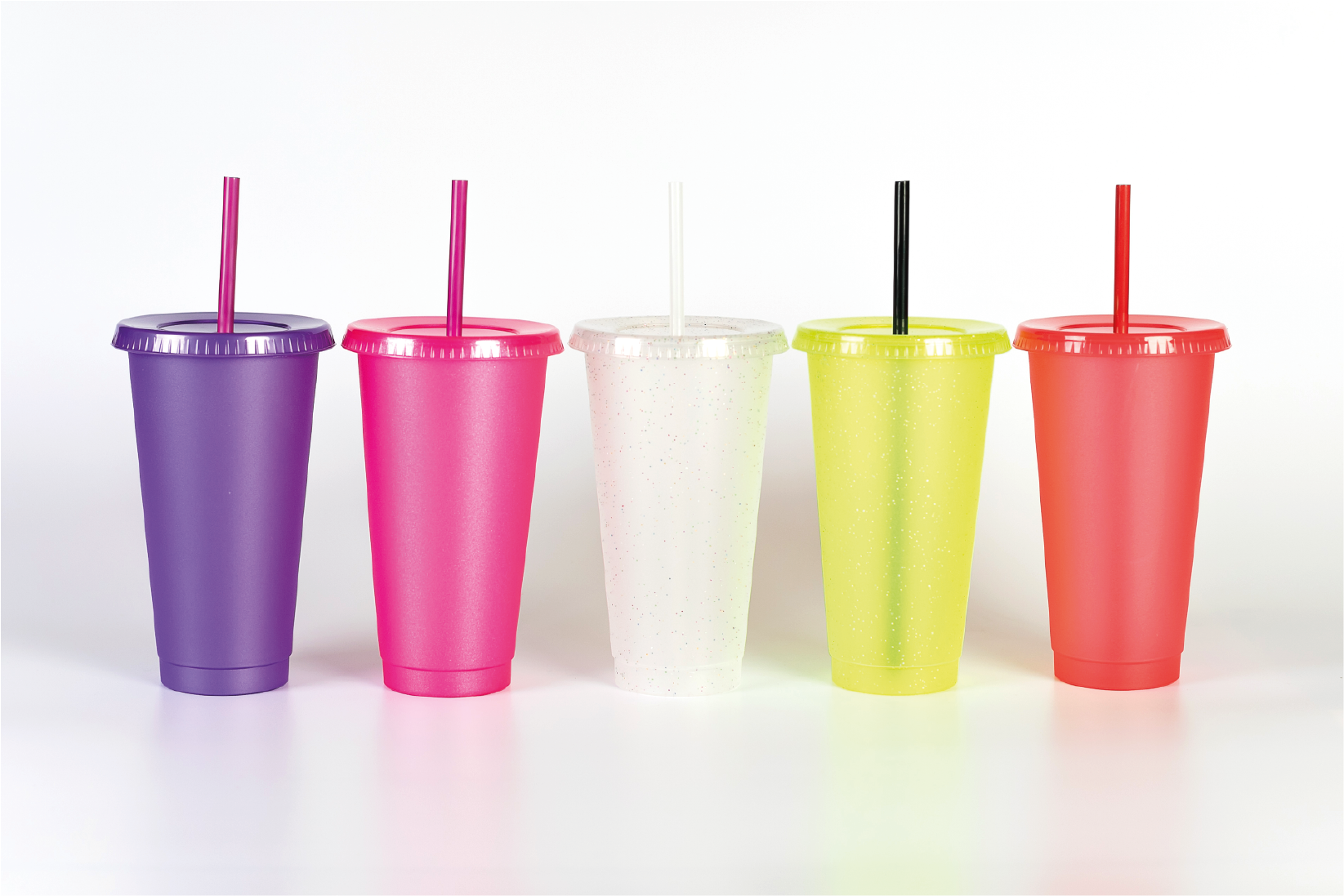 SET DE 5 VASOS REUSABLES DE PLÁSTICO, CON TAPA Y POPOTE 709 ML